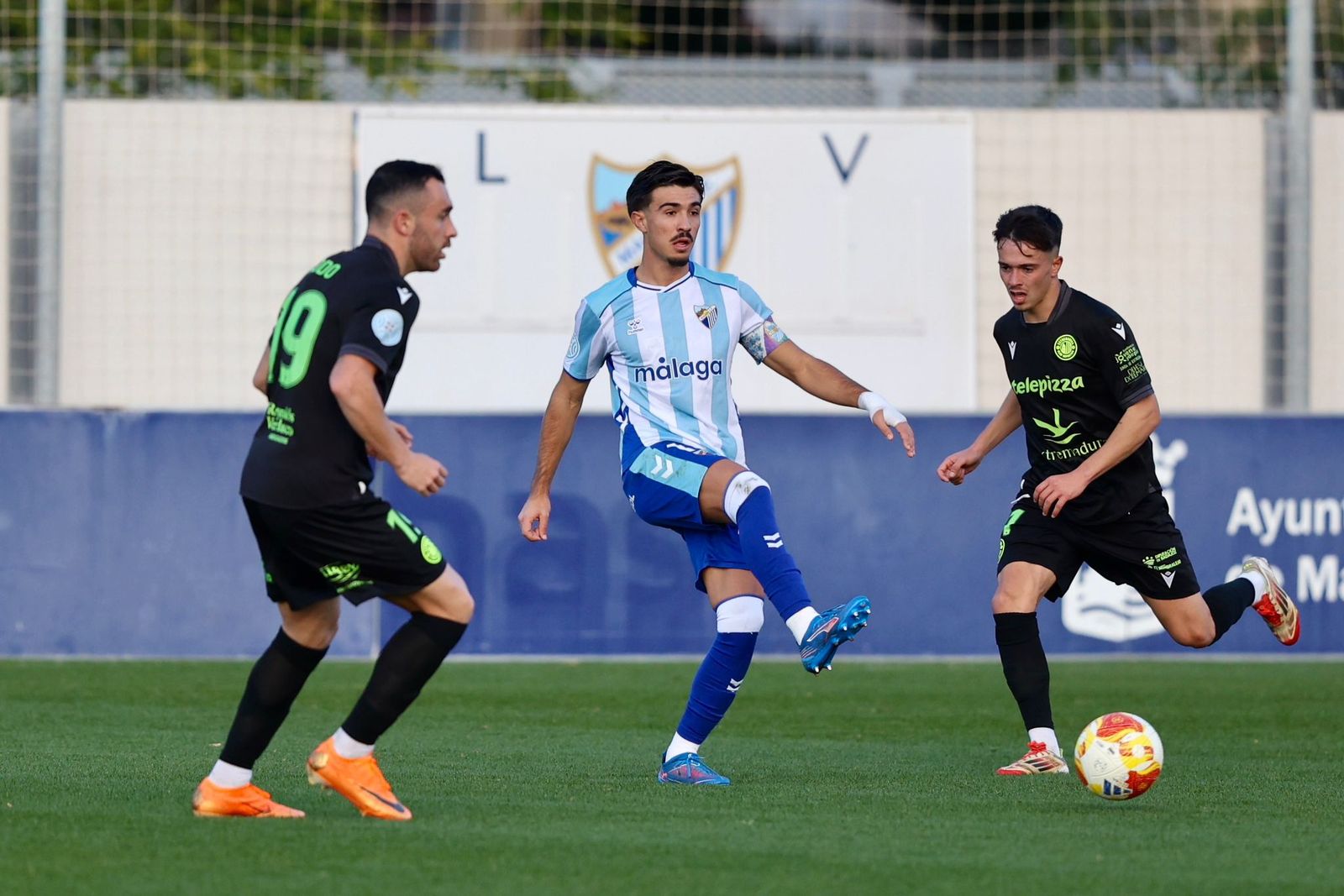 El Atlético Malagueño se abona a la épica para vencer al CD Extremadura
