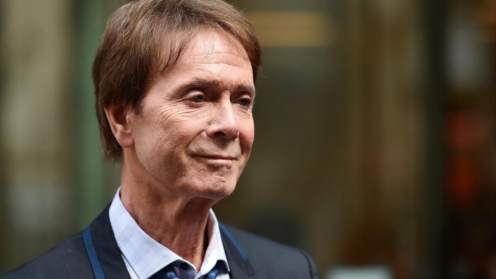 Cliff Richard tras conocer el resultado favorable de su demanda contra la BBC Cliff Richard tras conocer el resultado favorable de su demanda contra la BBC