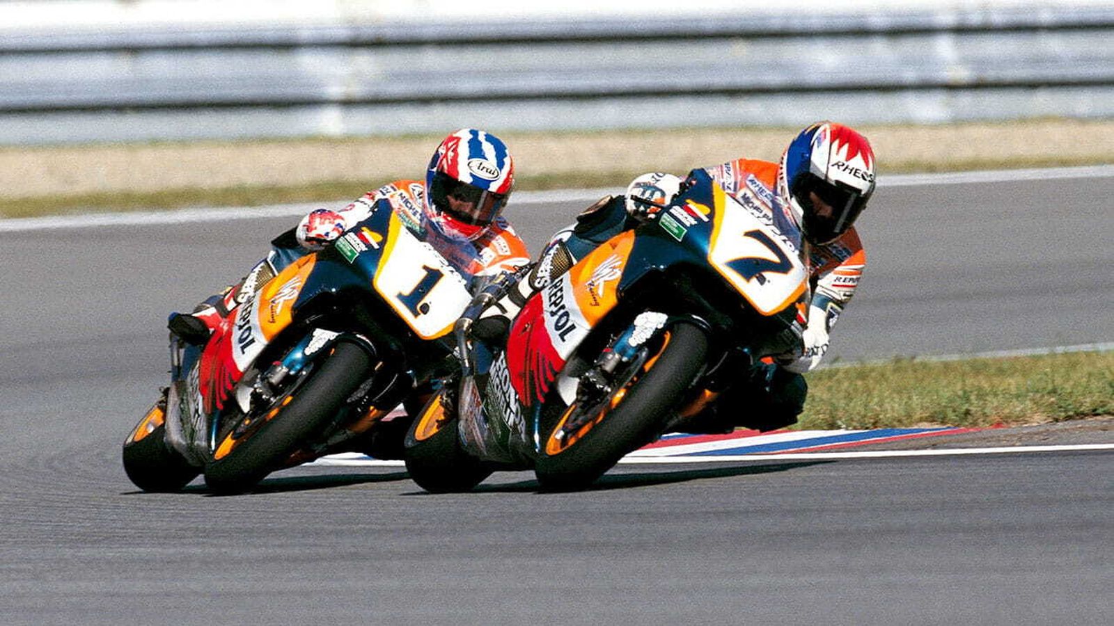 Okada rueda por delante de Doohan.