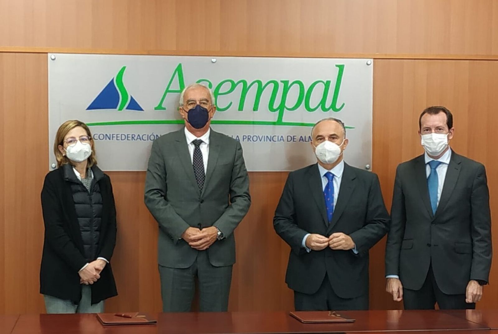 De izquierda a derecha, la secretaria general de Asempal, Encarnación Gil; el presidente de Asempal, José Cano; el director Territorial de CaixaBank en Andalucía Oriental, Juan Ignacio Zafra y Ángel Francisco García, director comercial de empresas en CaixaBank Territorial Andalucía Oriental.