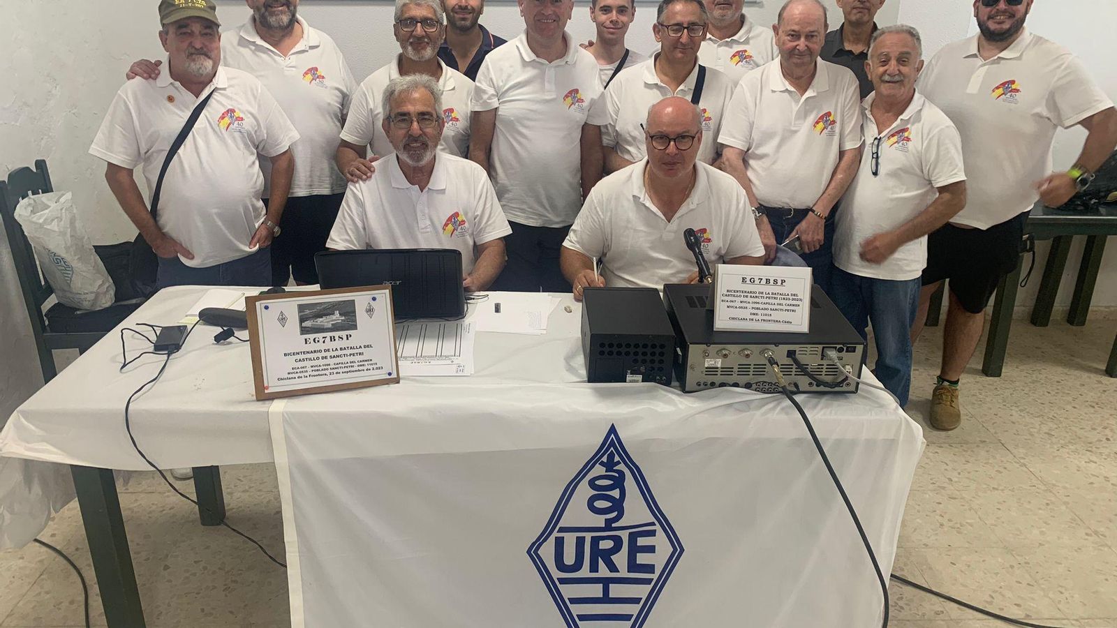 Participantes de la Sección Comarcal de la URE en la activación de radio llevada a cabo con motivo del Bicentenario de la Batalla del Castillo de Sancti Petri.