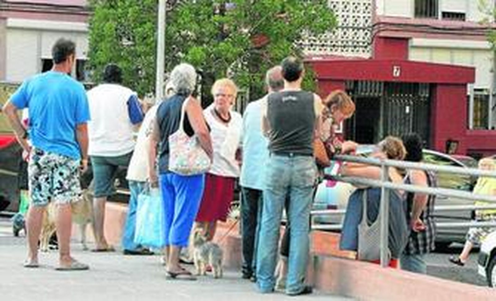 Los vecinos fueron formando corrillos alrededor del edificio donde tuvieron lugar los hechos.