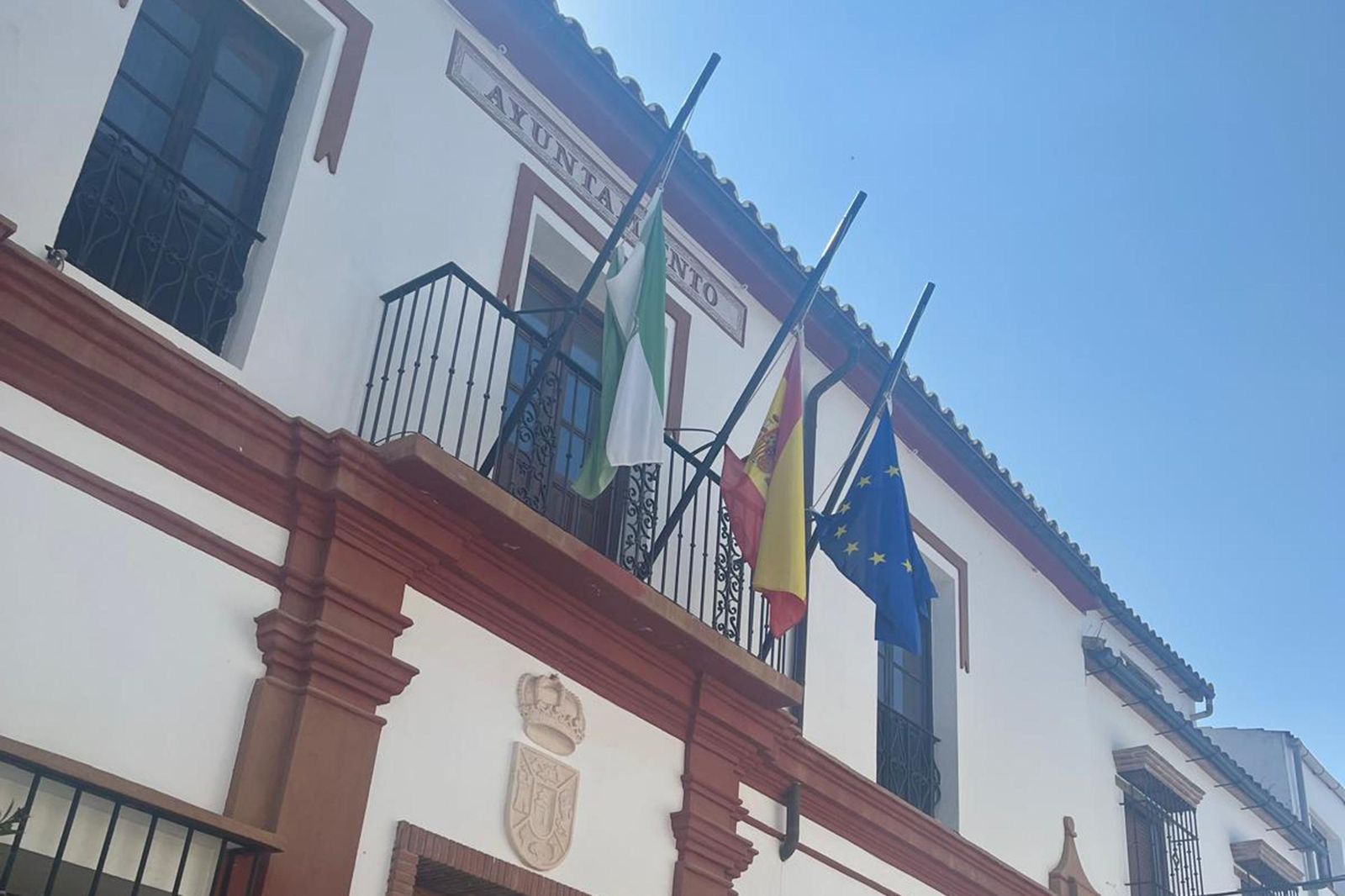 Las banderas del Ayuntamiento ondean a media asta en señal de luto.
