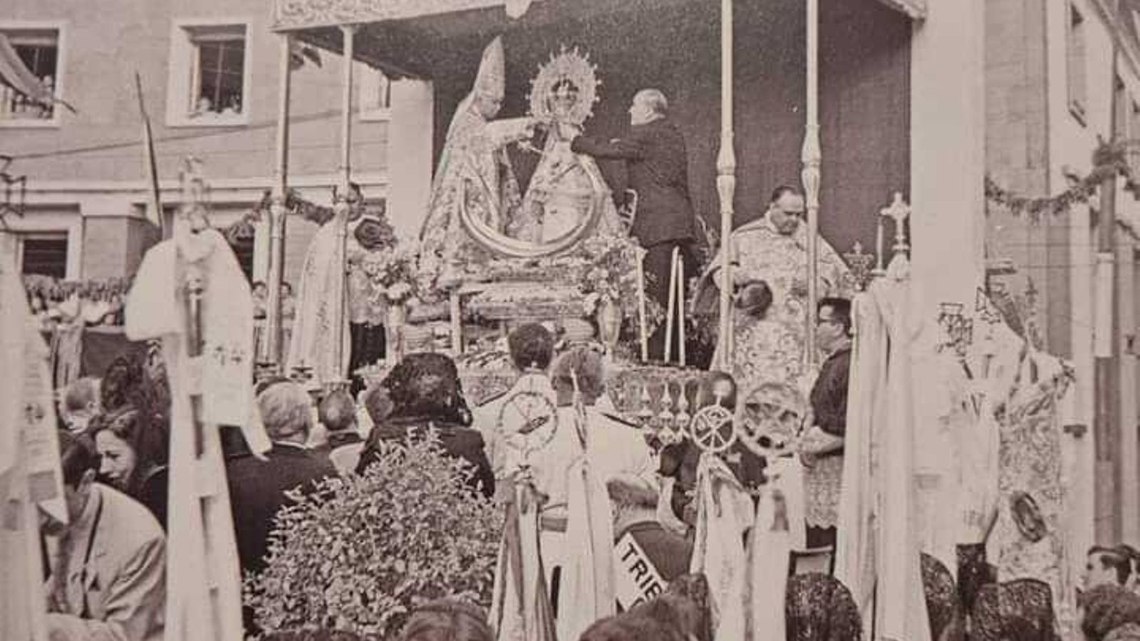 Coronación canónica de la Virgen de la Capilla en 1930. Coronación canónica de la Virgen de la Capilla en 1930.
