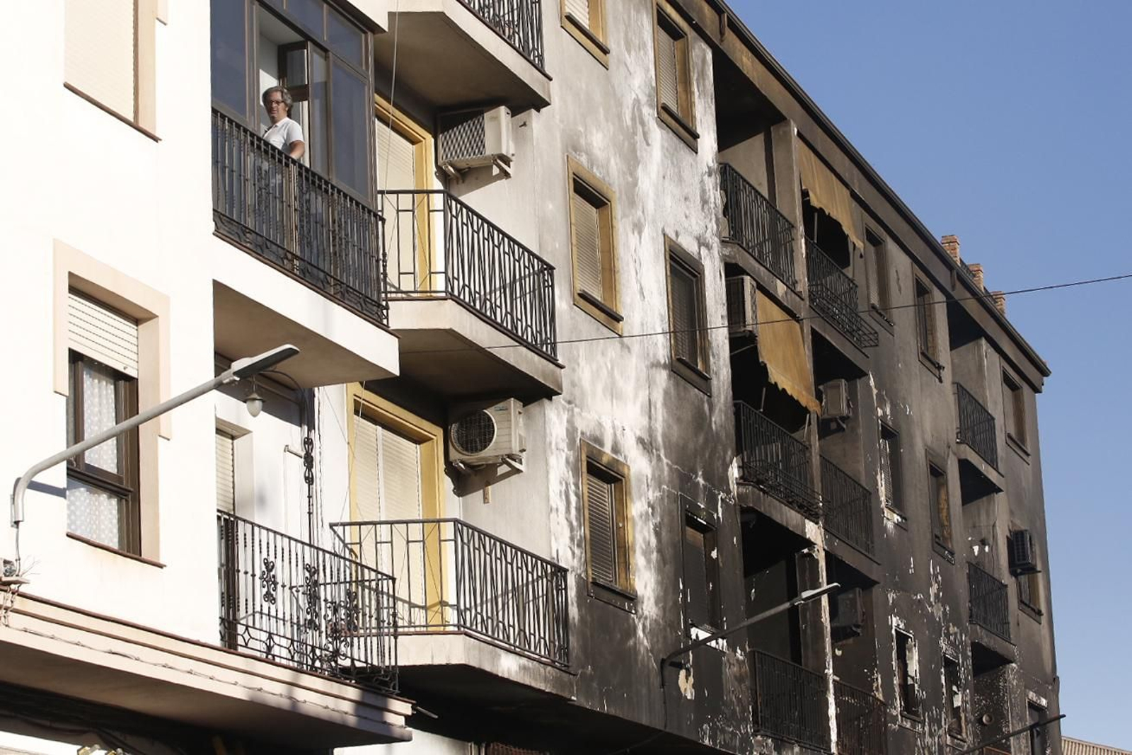 Incendio de un edificio de 18 viviendas en Ronda, en fotos