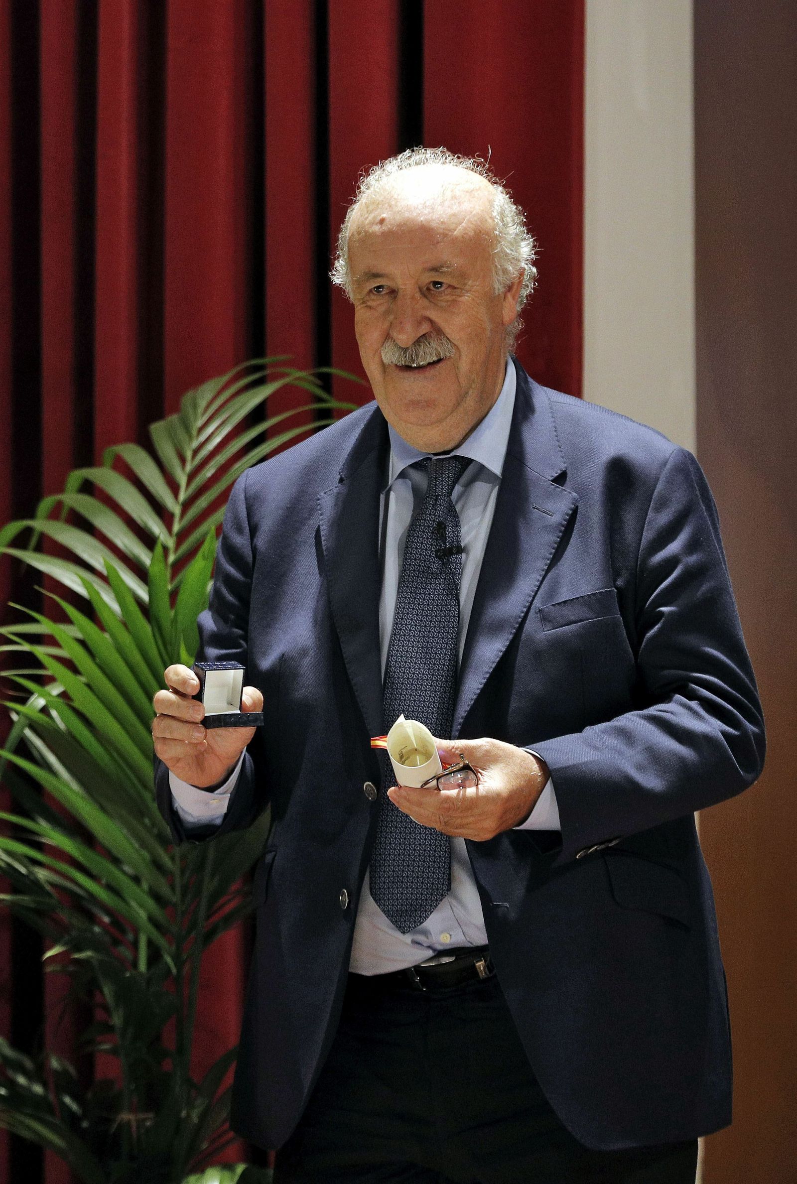 Del Bosque recibe un premio, en un acto reciente.