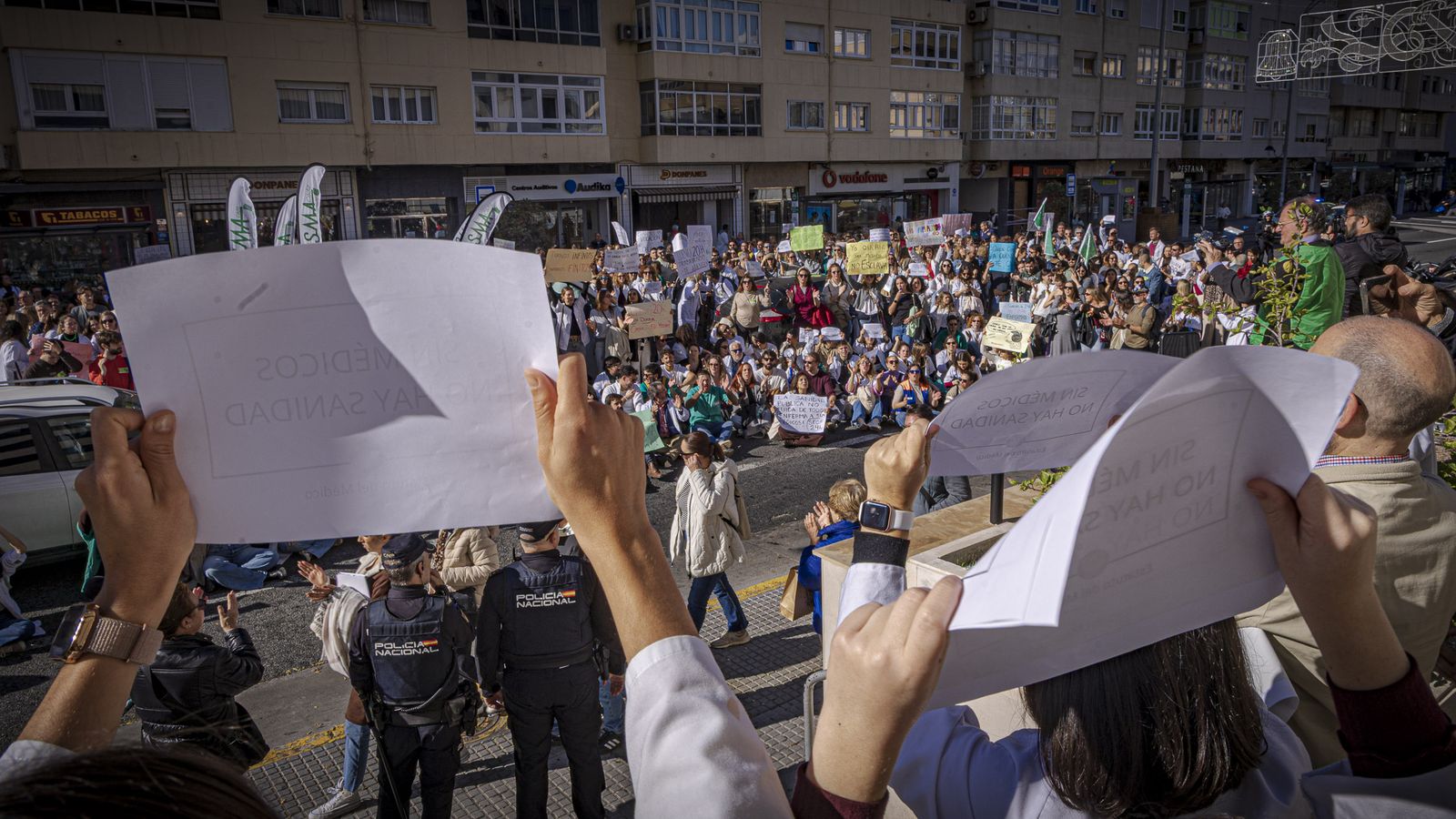 Las imágenes de la manifestación de médicos durante su tercer día de huelga en Cádiz