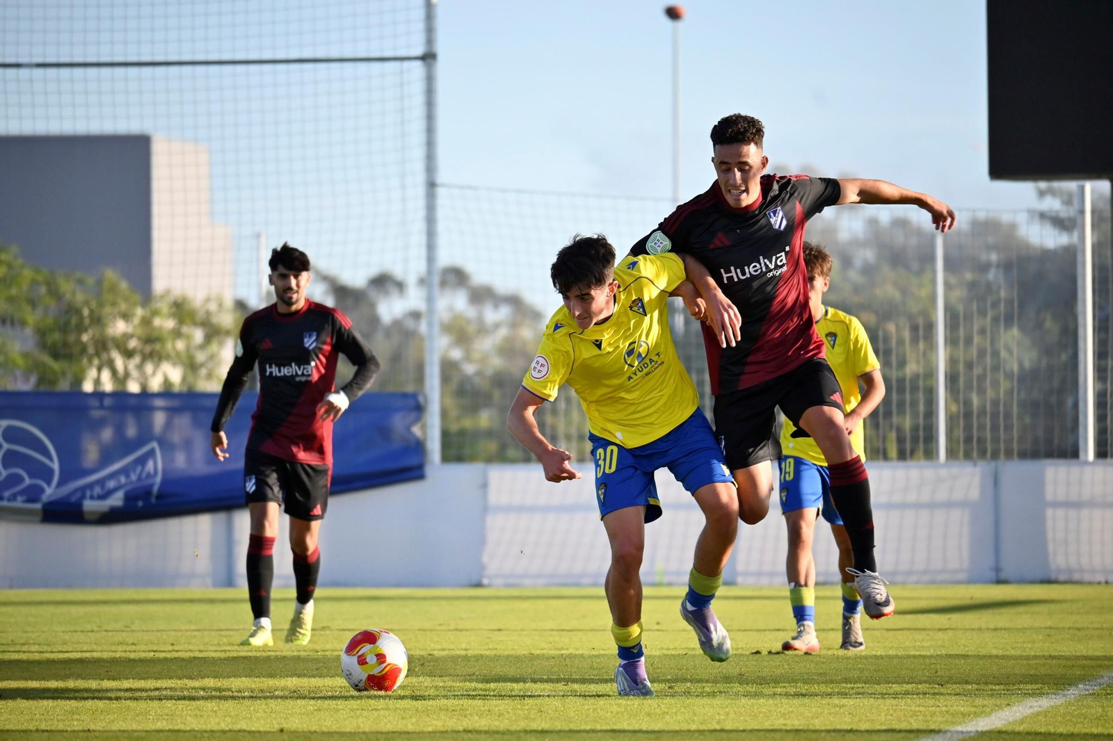Juan Almeida presiona a Iván González en el partido con el Cádiz Mirandilla, el último en el Antonio Toledo.