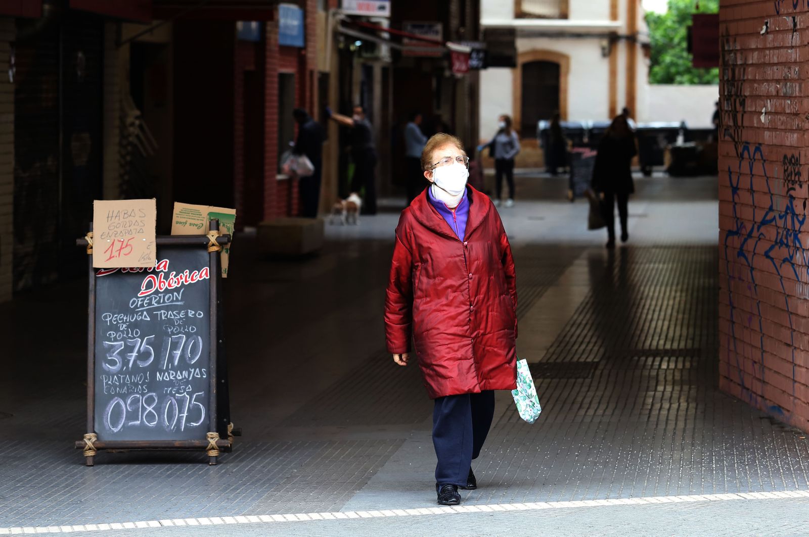 Imágenes de la actividad en las pequeñas tiendas de alimentación, fruterías y pescaderías