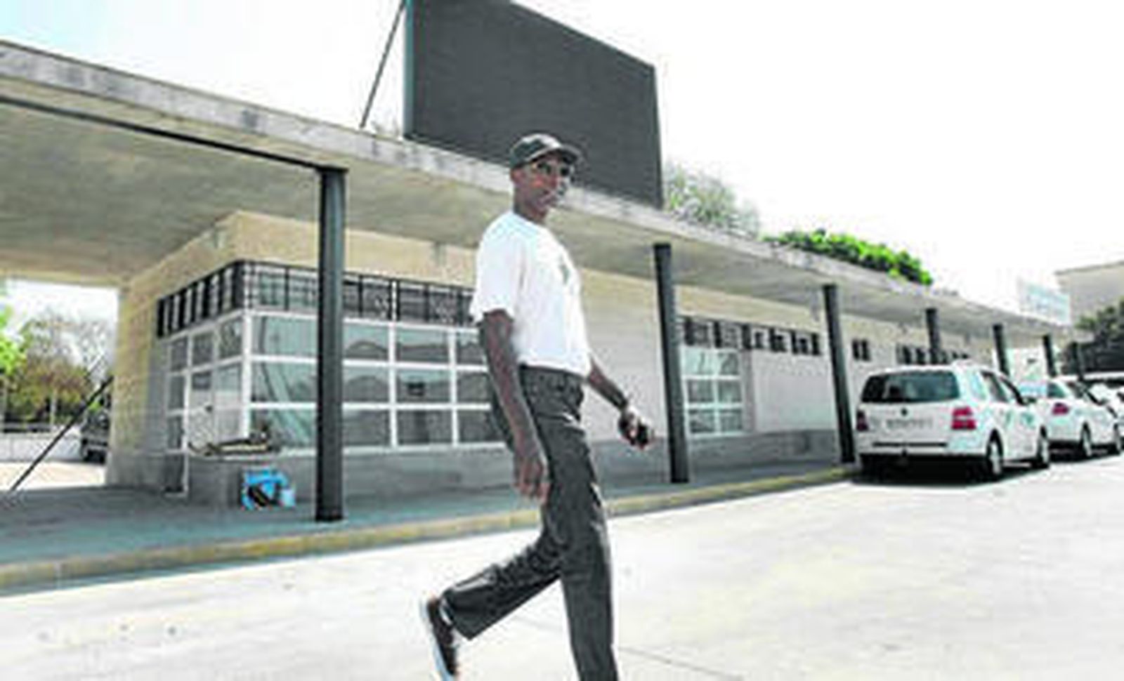 Un norteamericano pasa por delante de la oficina municipal, en la puerta de la Base Naval.