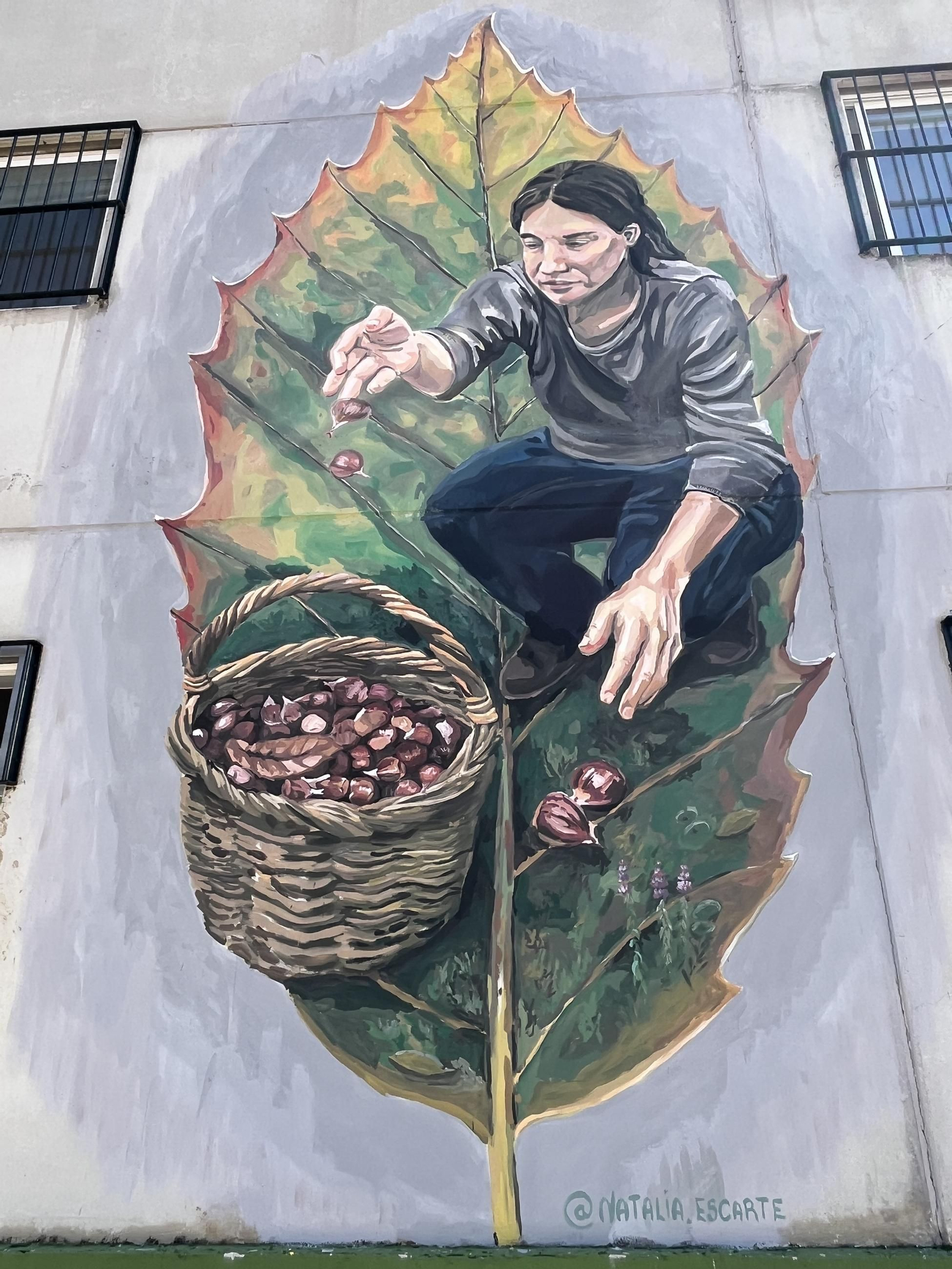 Mural que la Cooperativa Castañera Serrana ha dedicado a las apañaoras.