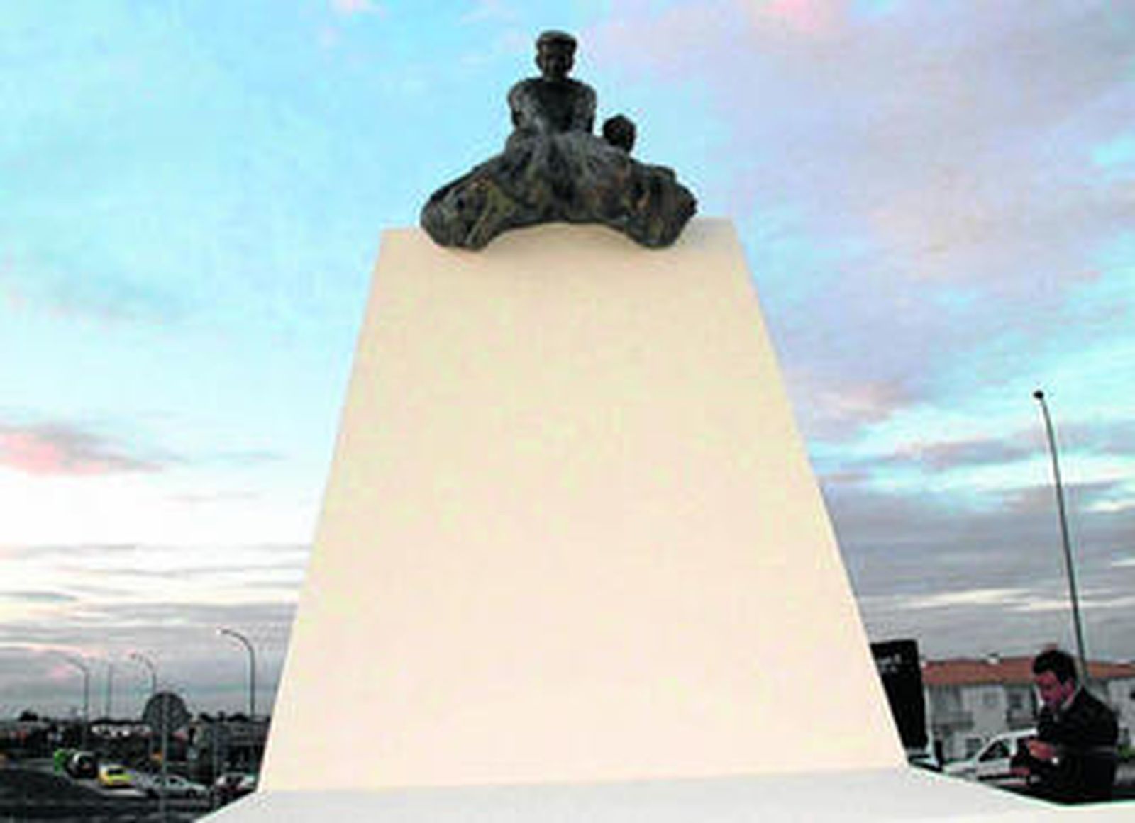 El grupo escultórico preside la rotonda de la N-435 a la salida de la población.