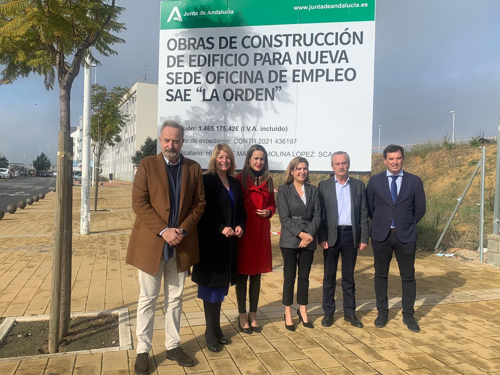 La consejera de Empleo, Empresa y Trabajo Autónomo, Rocío Blanco, en su visita a los terrenos de la nueva Oficina de Empleo de La Orden (Huelva) del Servicio Andaluz de Empleo