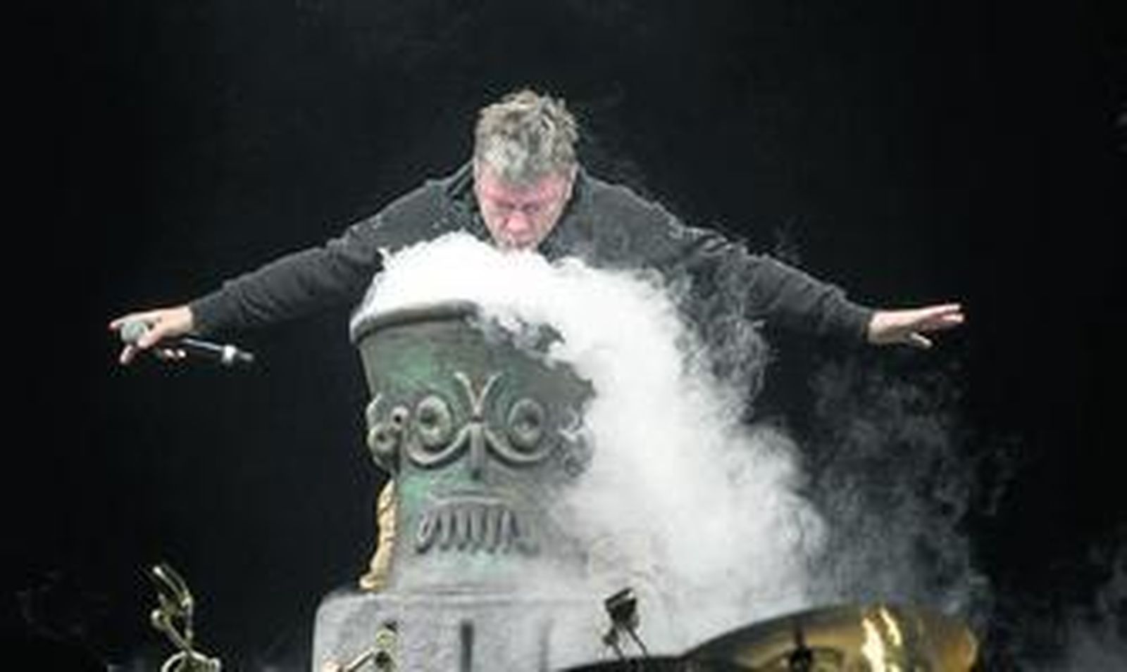 Un escenario con reminiscencias aztecas favoreció la particular liturgia de Iron Maiden.