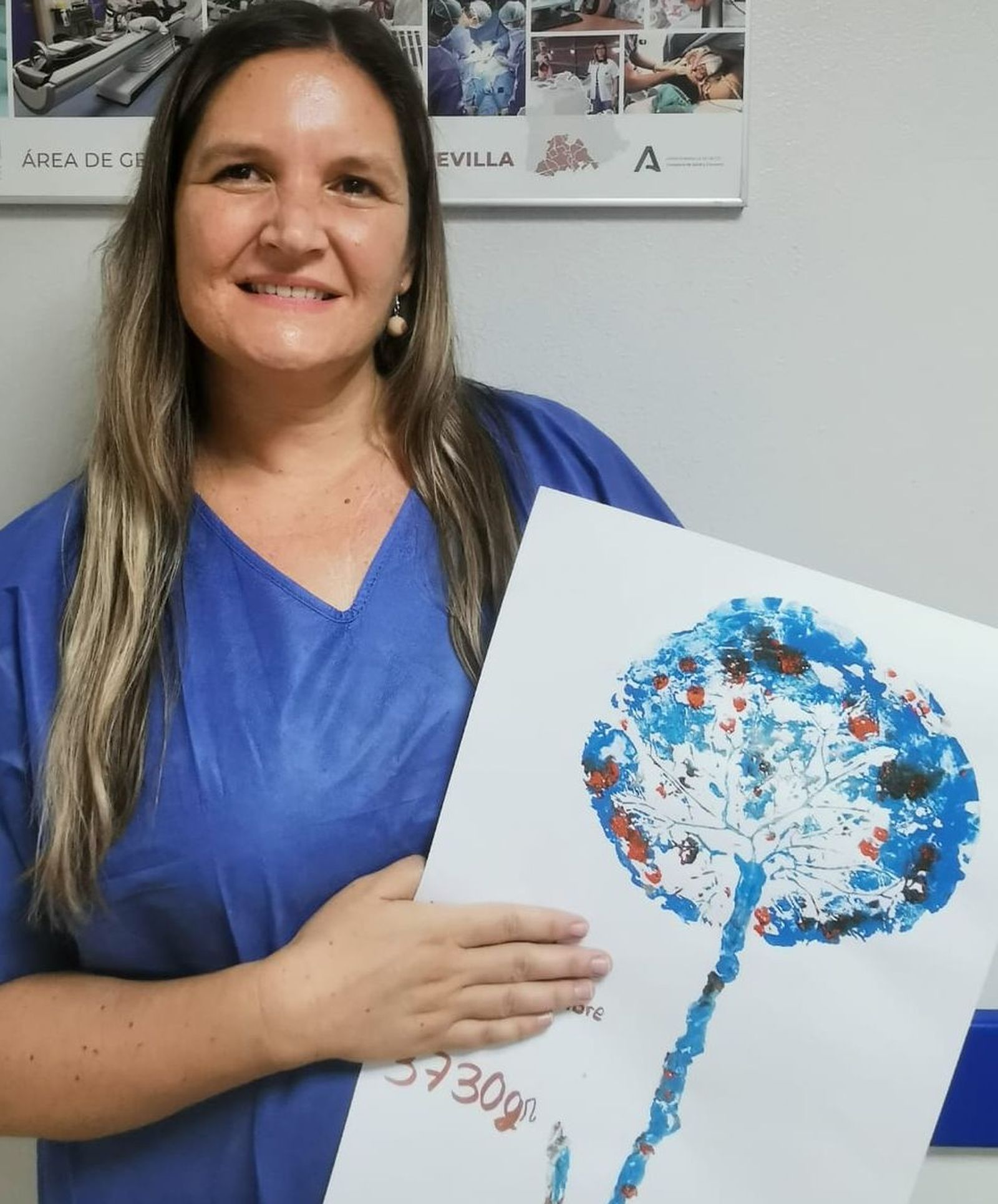La matrona María José Remesal, encargada de gestionar esta red social con una placenta impresa para entregar a una madre aportando humanización al parto con la optimización de la experiencia de las mujeres que transitan por este proceso.