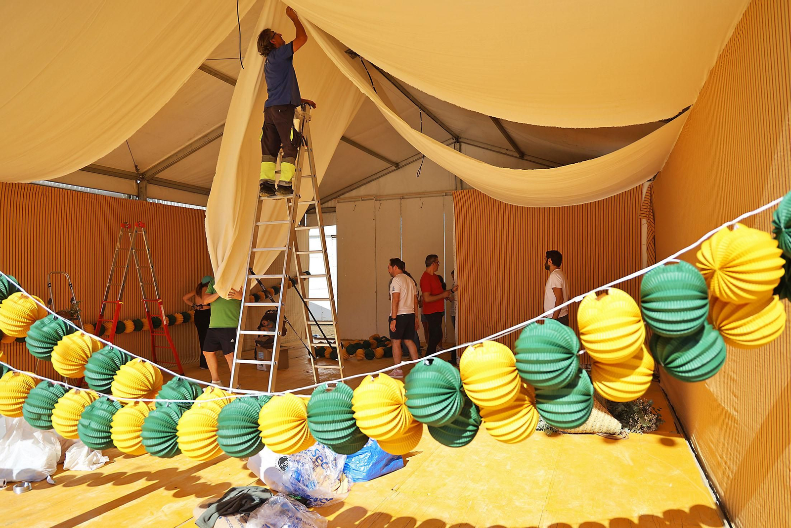 Pistoletazo de salida para la Feria de Otoño y del caballo de Huelva con el montaje de las casetas