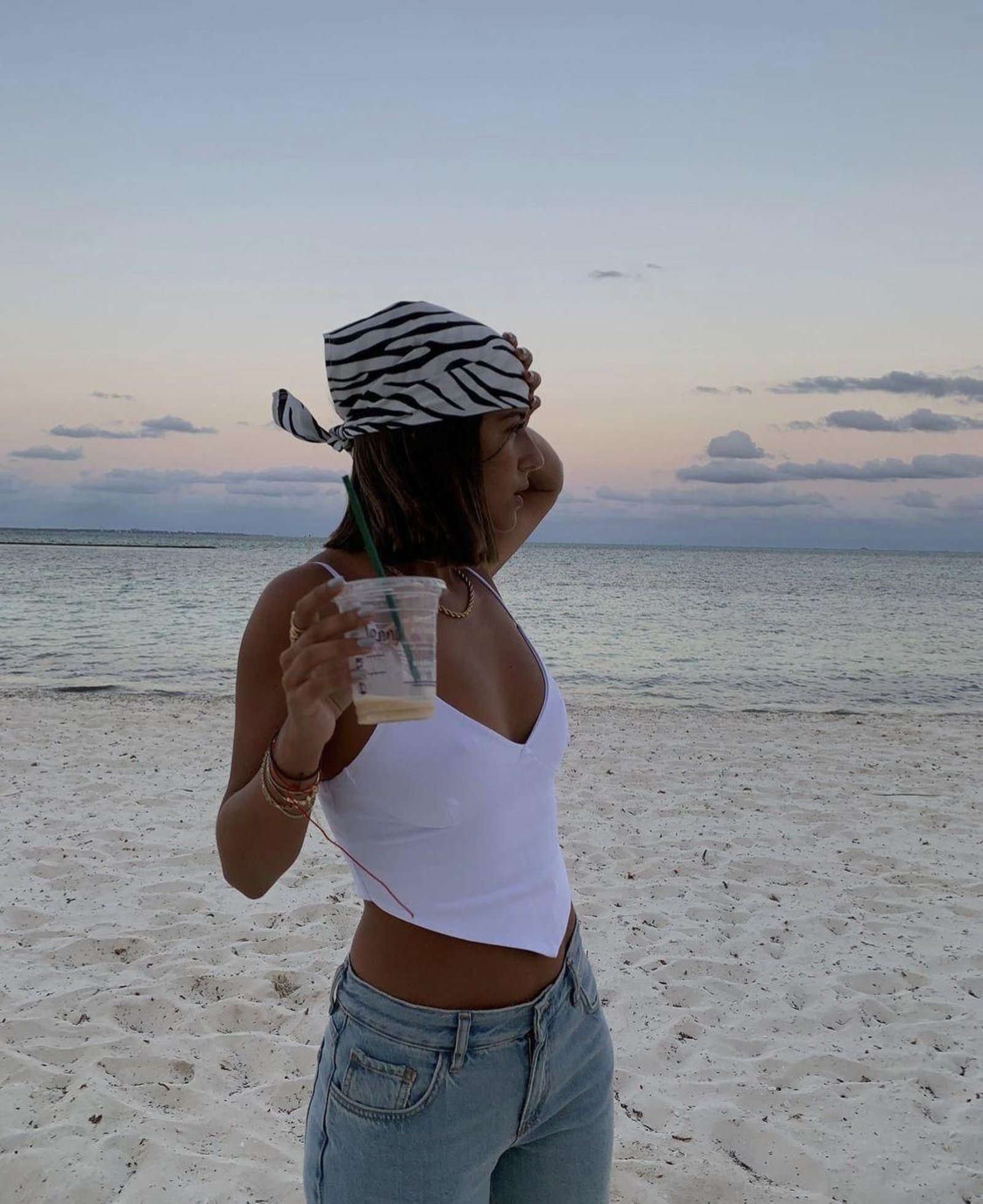 Look para ir a la playa con crop top y shorts. Look para ir a la playa con crop top y shorts.