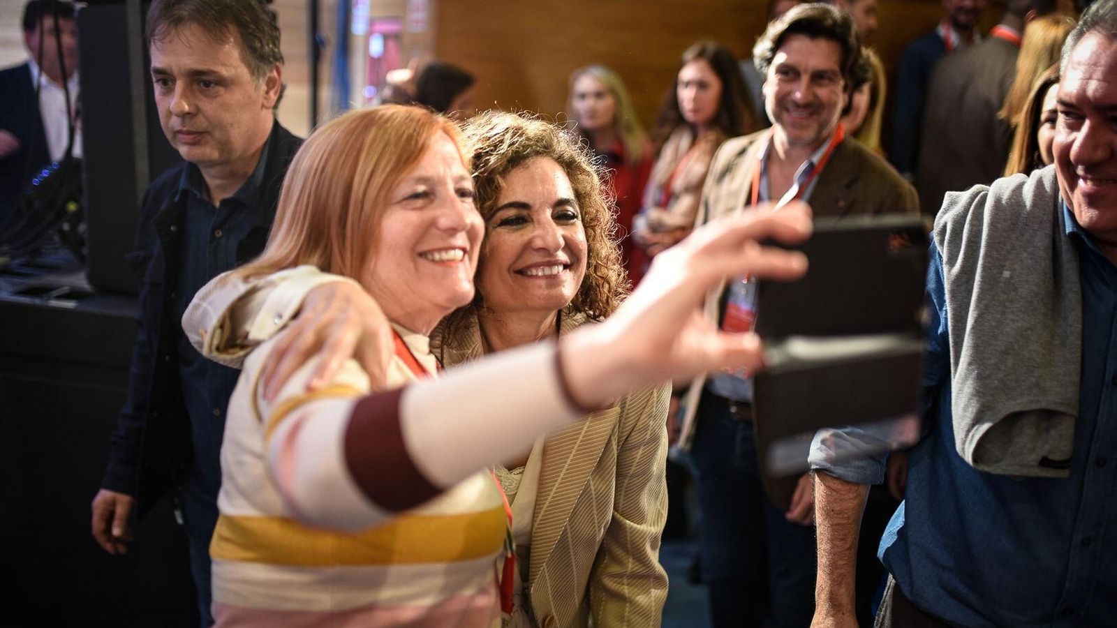 Montero posa para una fotografía a su llegada a la convención. Montero posa para una fotografía a su llegada a la convención.
