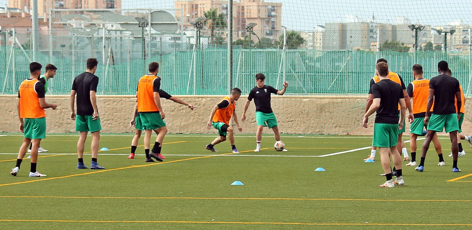 Sesión de entrenamiento del equipo isleño en uno de los campos de césped artificial de Bahía Sur.