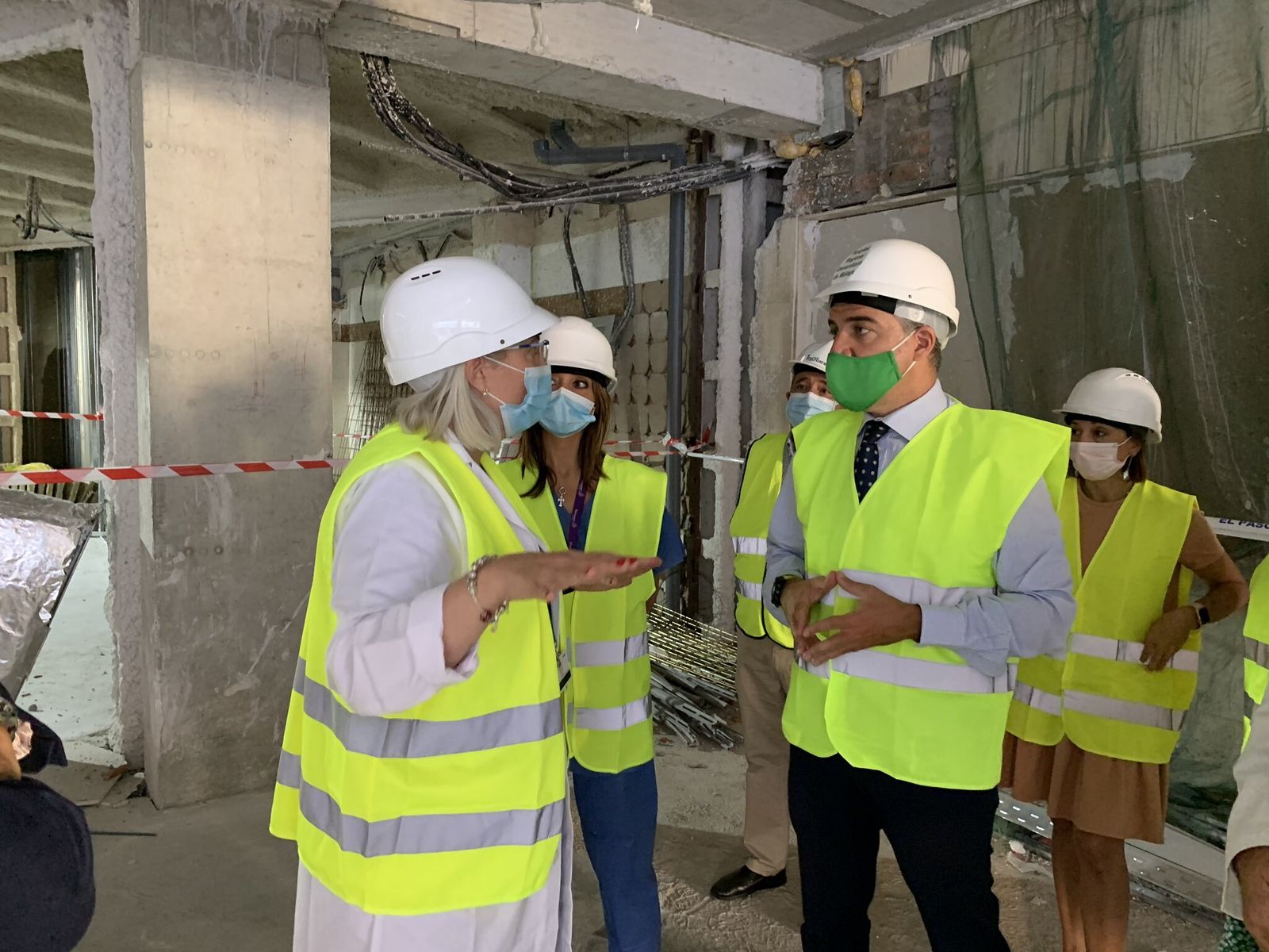 Bendodo en su visita al Hospital Regional de Málaga.