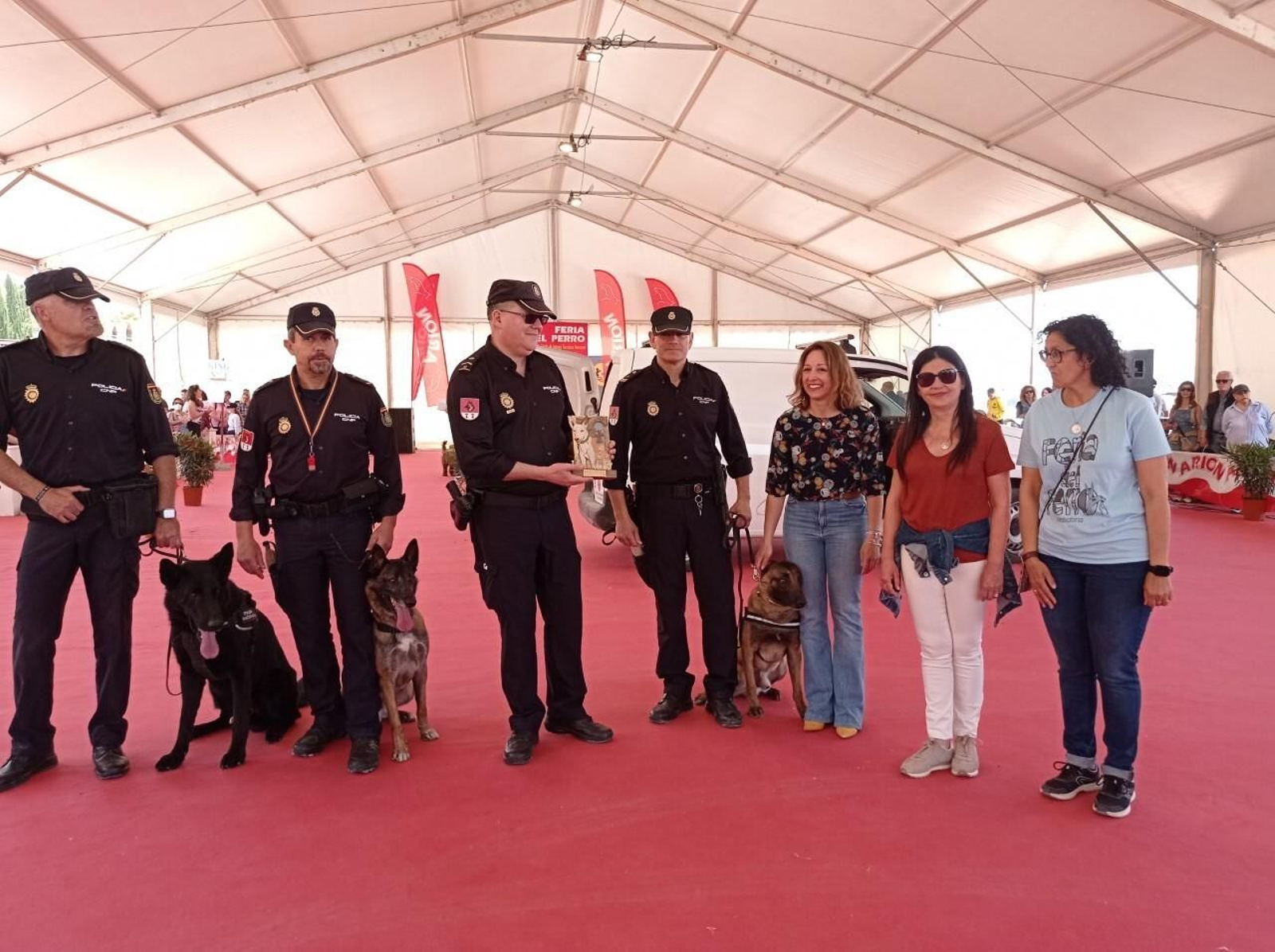 Miembros de la Unidad Canina de la Policía Nacional en la Feria del Perro de Archidona.