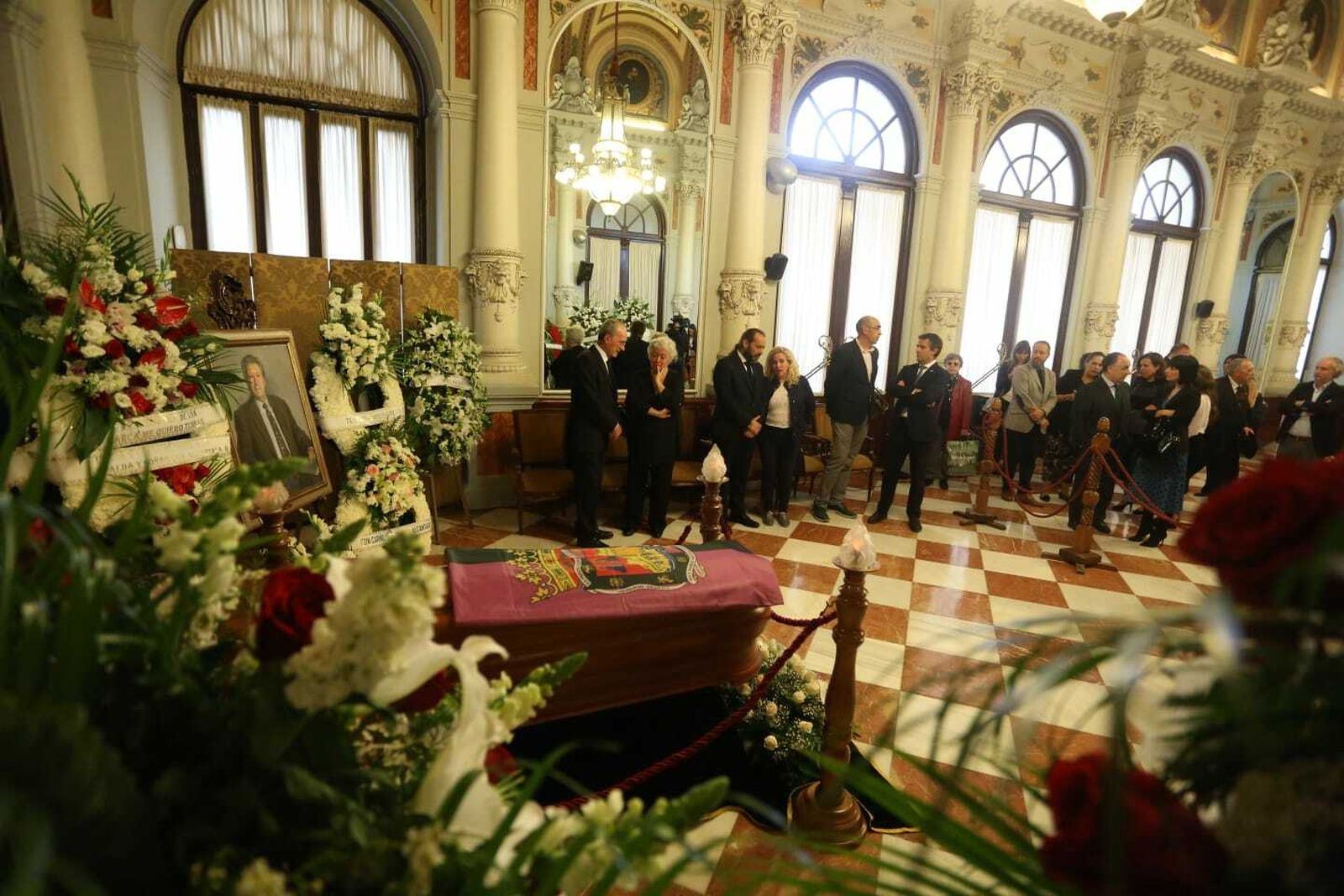 Fotos de la capilla ardiente de Manuel Alcántara