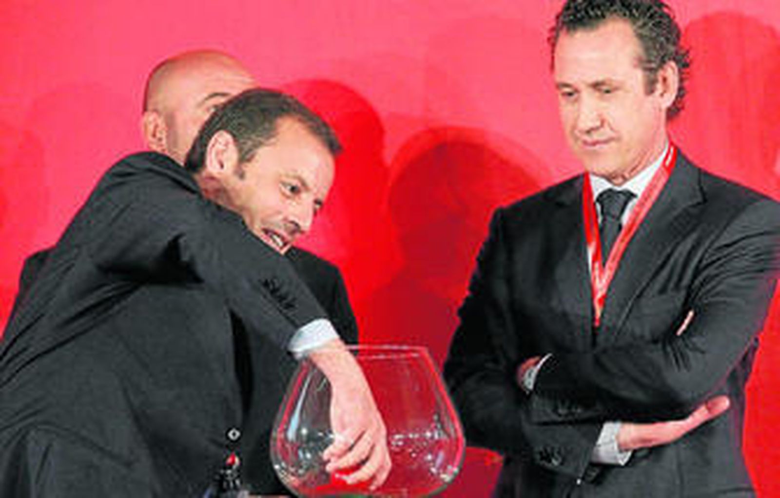 Sandro Rosell y Jorge Valdano, durante el sorteo del calendario liguero.