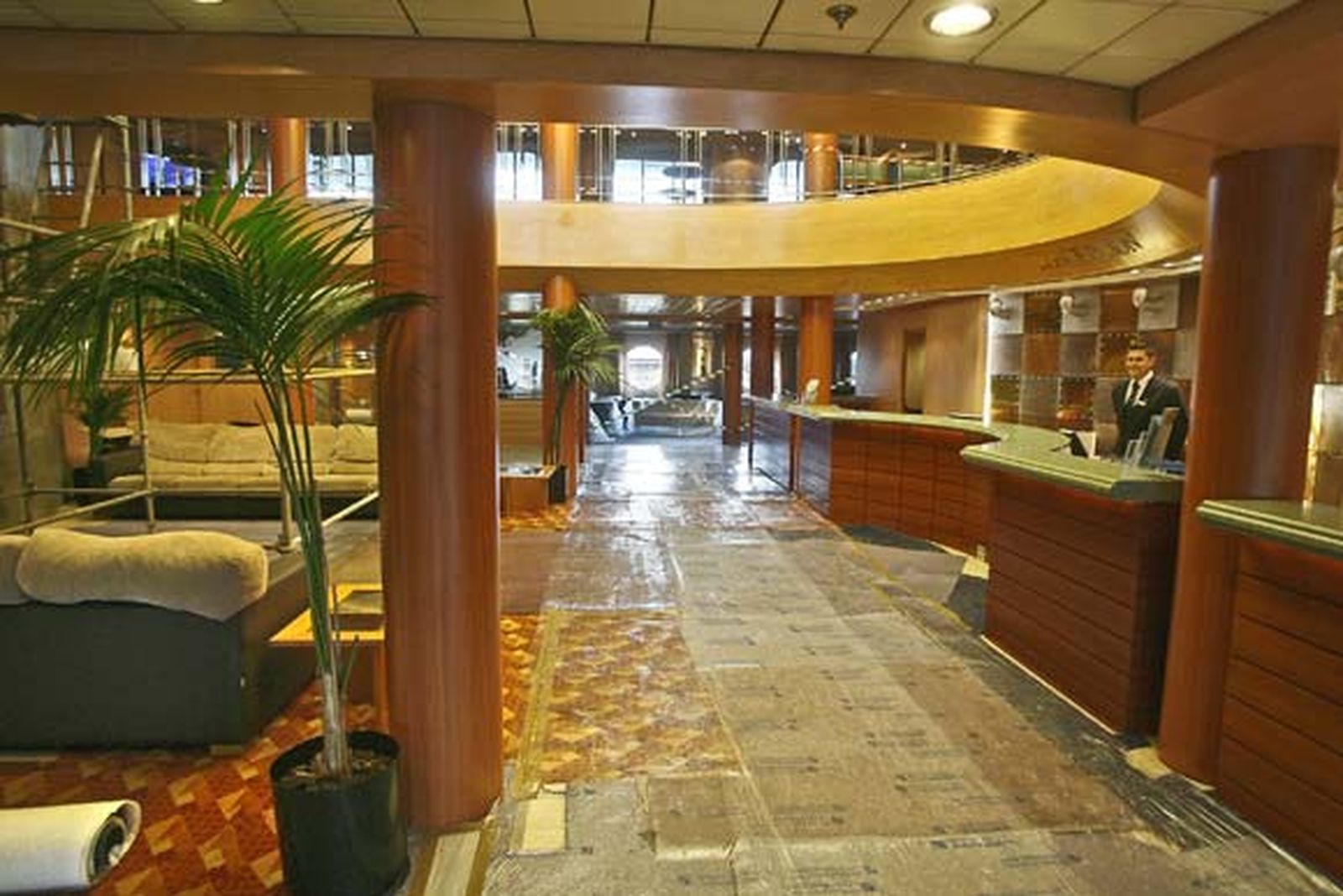 Más de 200 operarios de Navantia participan en la revisión del buque de Iberocruceros

Foto: Joaquin Pino