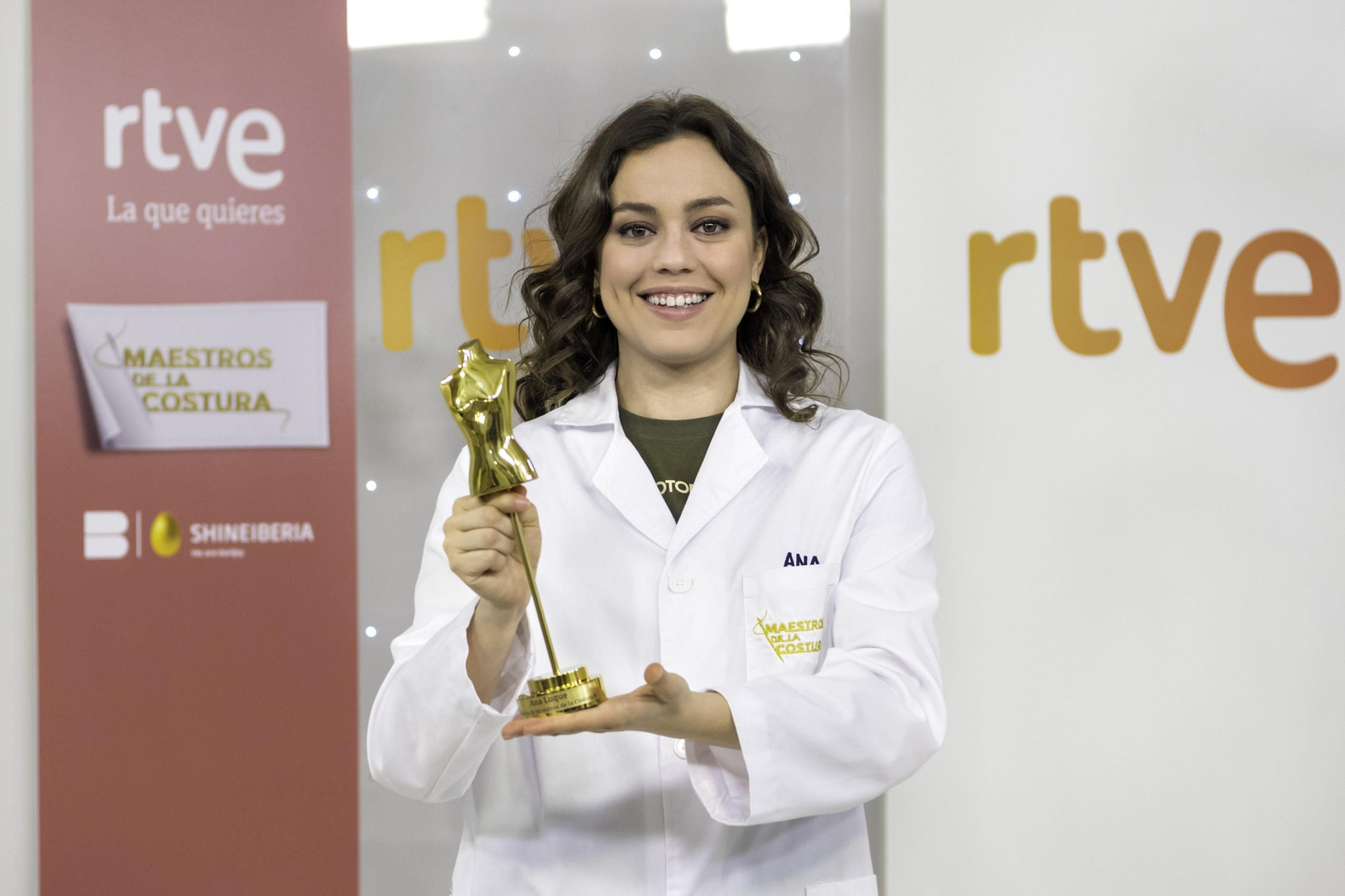 Ana Luque posa con el maniquí dorado que acredita su victoria final en 'Maestros de la costura'.