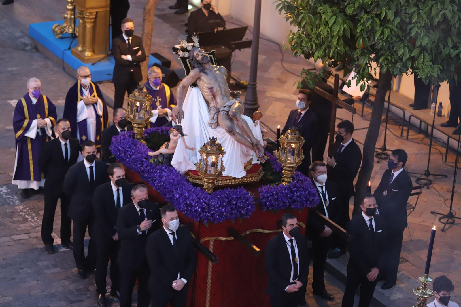 Imágenes del Via Crucis del Consejo de Hermandades y Cofradías de Huelva