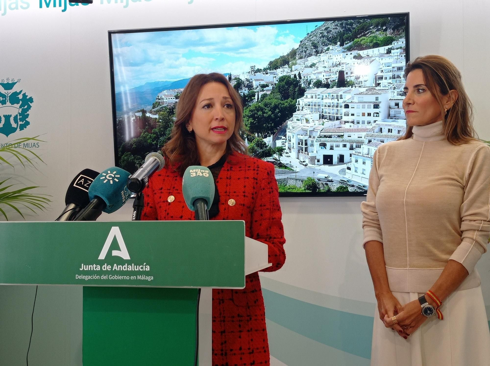 La delegada del Gobierno andaluz, Patricia Navarro (I.), y la alcaldesa de Mijas, Ana Mata.