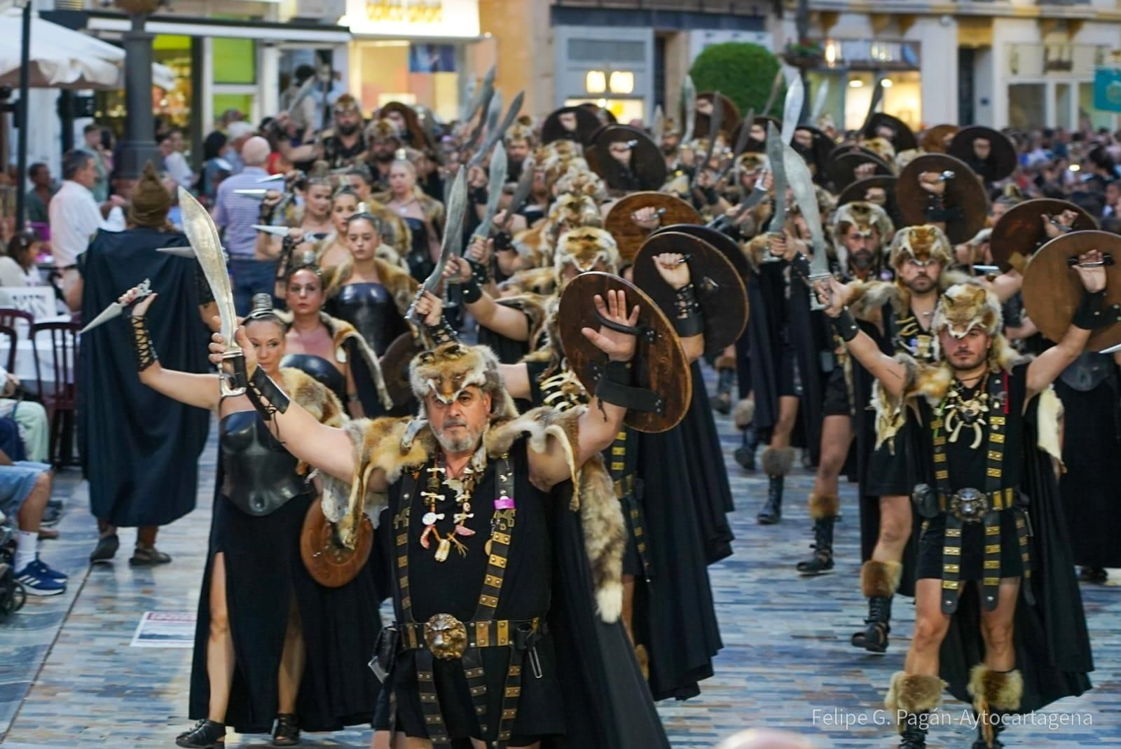 Así fue el paseo de la recreación de Cástulo de Linares por el desfile de Cartagena, en imágenes