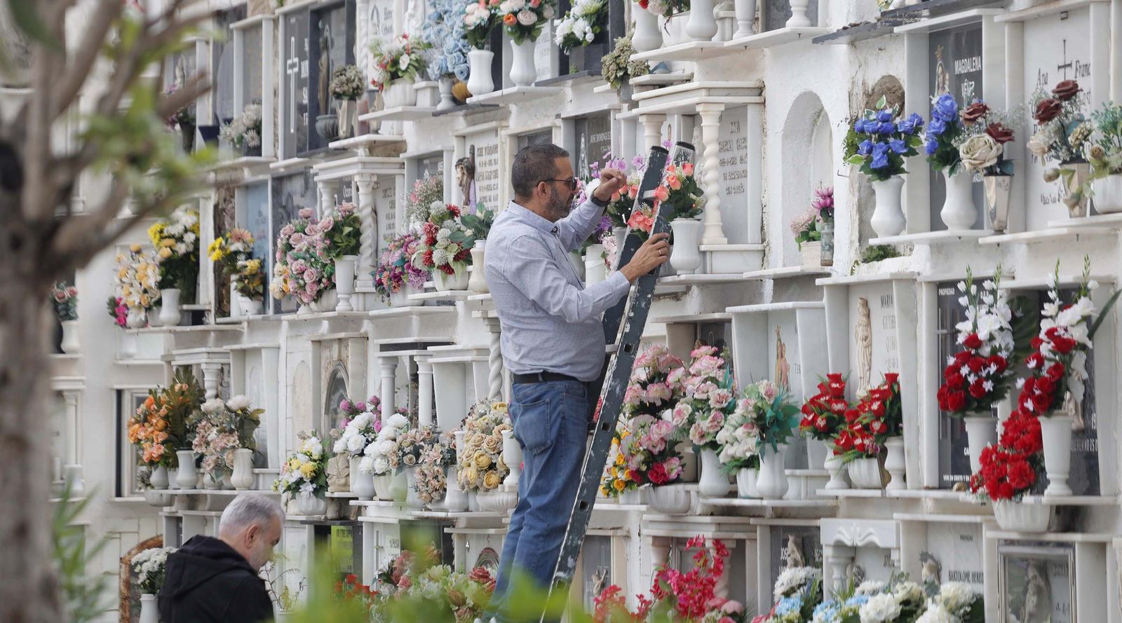 Fotos del Día de Todos Los Santos en el cementerio de La Línea
