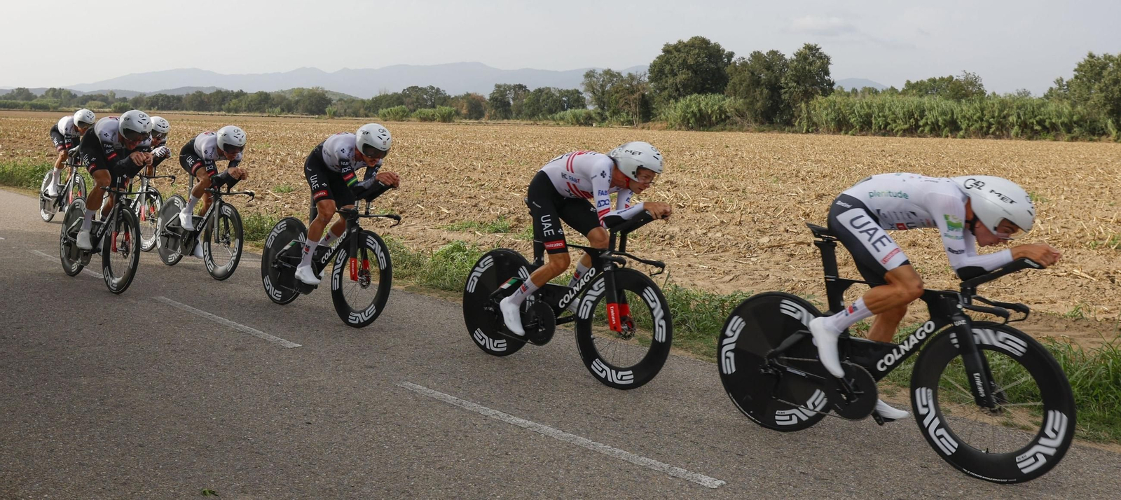 Los ciclistas del UAE tiran a tope para ganar la crono por equipos en Figueras.