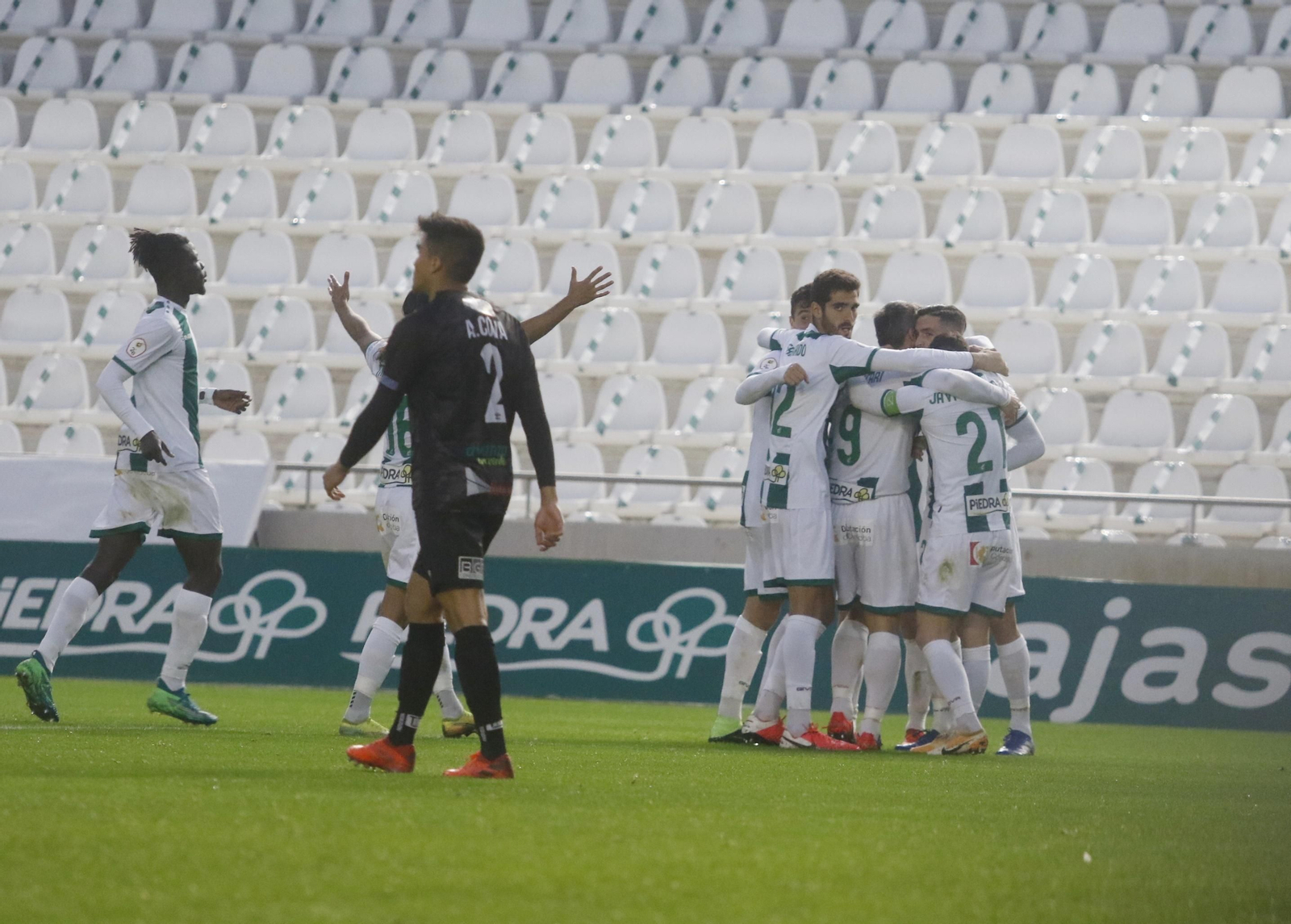 Los jugadores del Córdoba CF celebran uno de los goles a El Ejido, ante el visitante Adrián Cova.