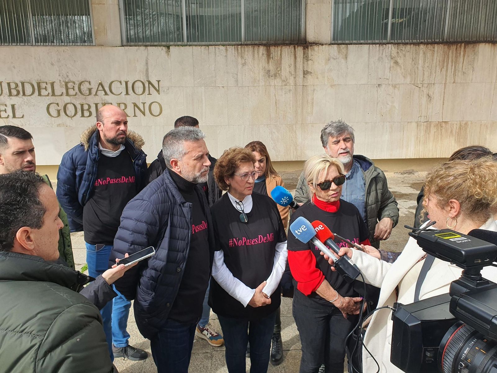 La exalcaldesa de Almodóvar del Río María Sierra Luque (centro) habla en un acto de protesta