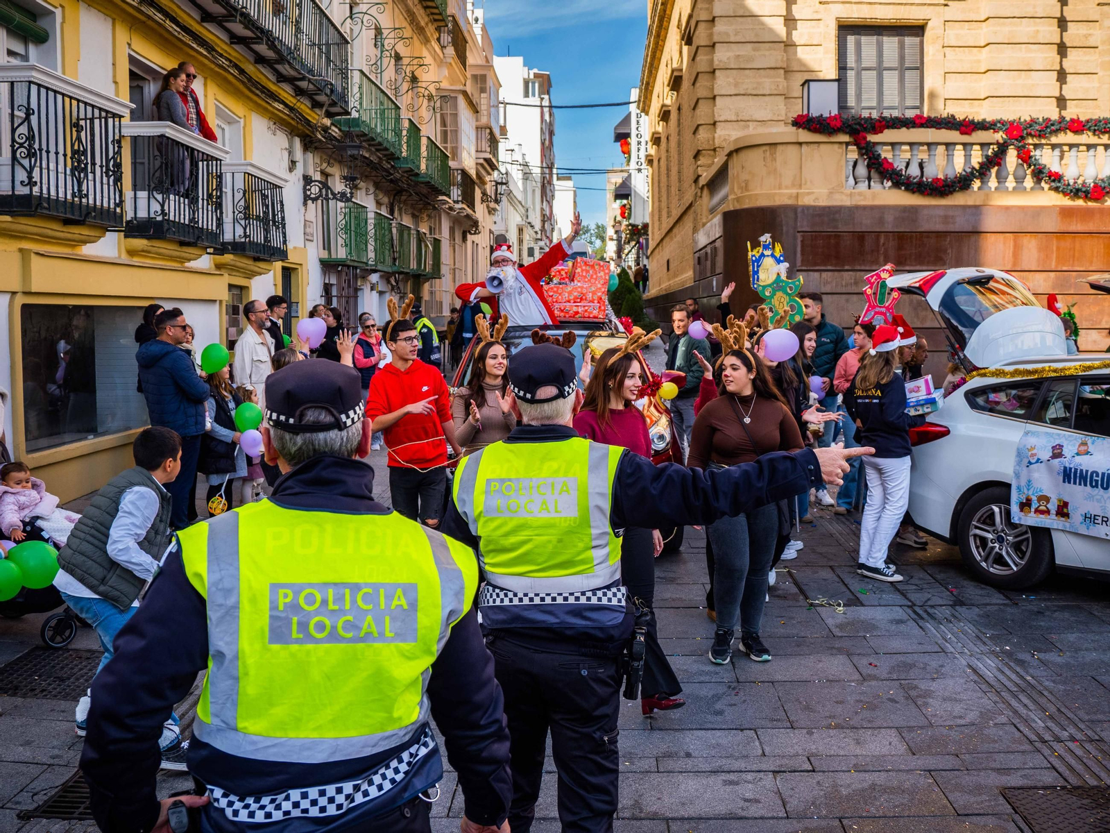 La Caravana Solidaria recoge cientos de regalos para echar una mano a los Reyes Magos en San Fernando