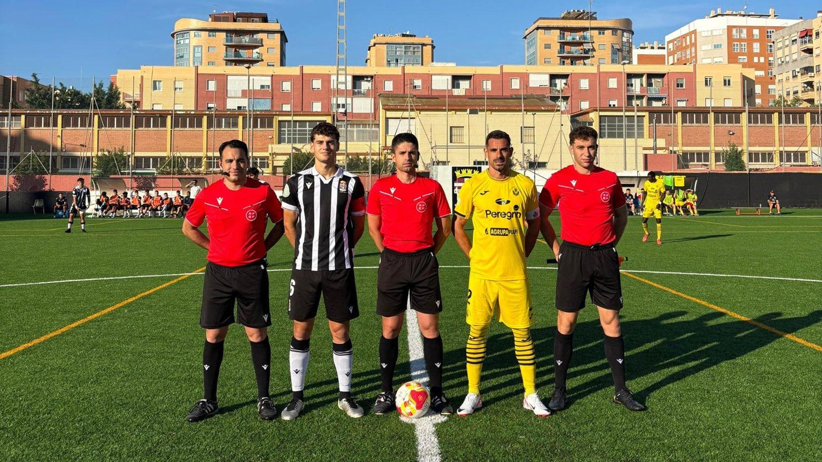 Los capitanes del filial albinegro y del Atlético Pulpileño posan con el trío arbitral antes del comienzo del partido.