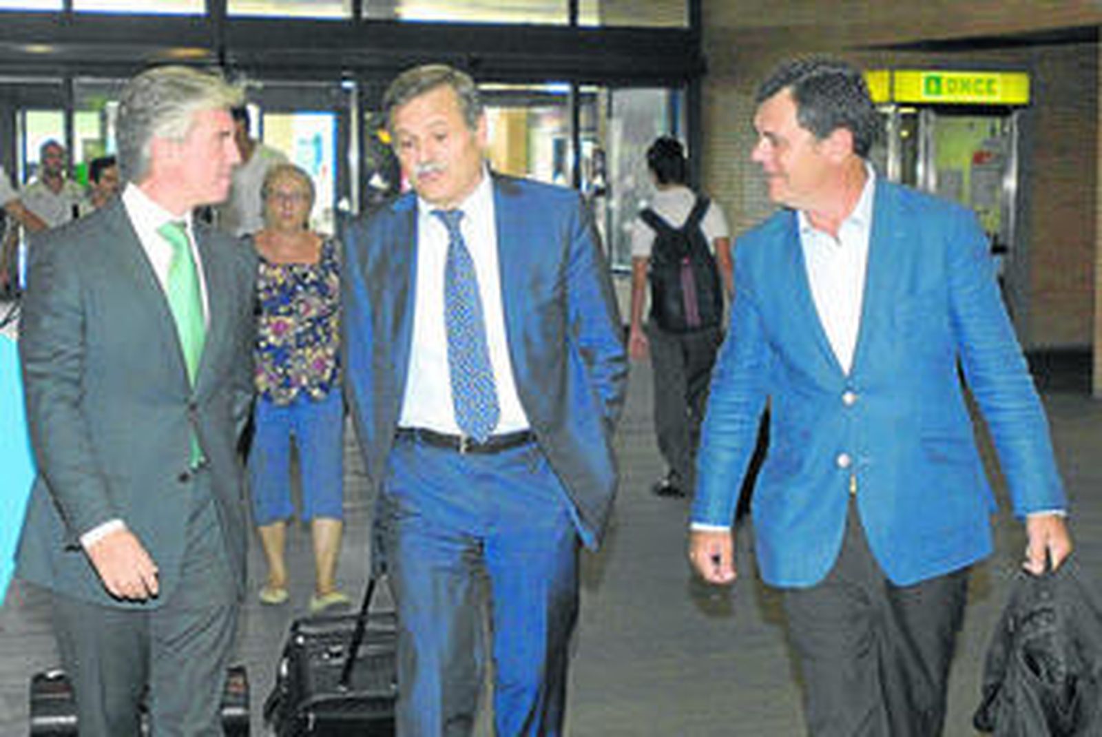 Miguel Guillén, José Antonio Bosch y Fernando Criado, antes de partir hacia Madrid.