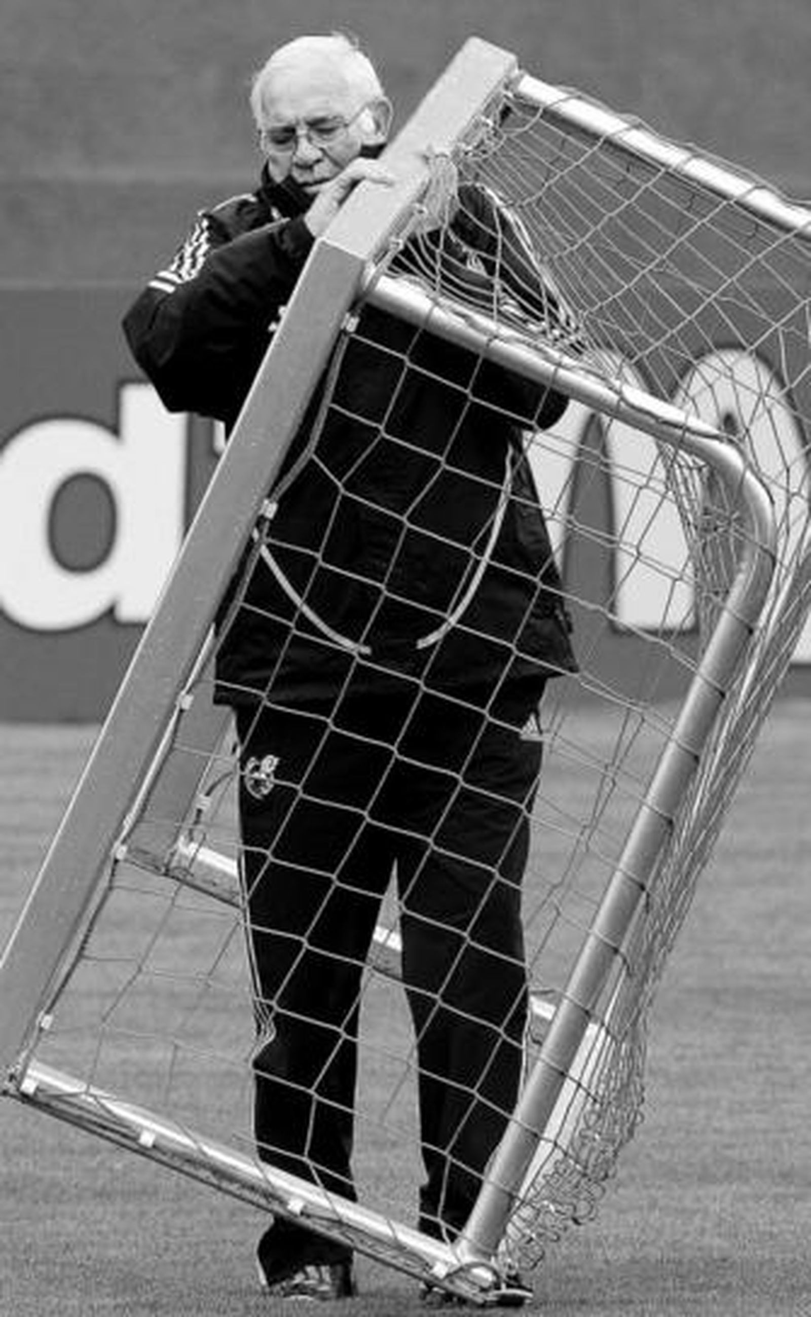 Luis Aragonés traslada una pequeña portería de lugar durante el entrenamiento.