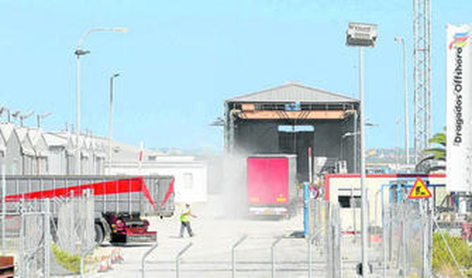Imagen del interior de la factoría de Dragados Offshore en Puerto Real, donde ayer se trabajaba en los distintos proyectos.