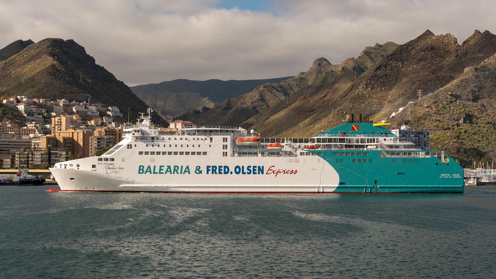 El ferri 'Martín i Soler' a su llegada al puerto de Tenerife.