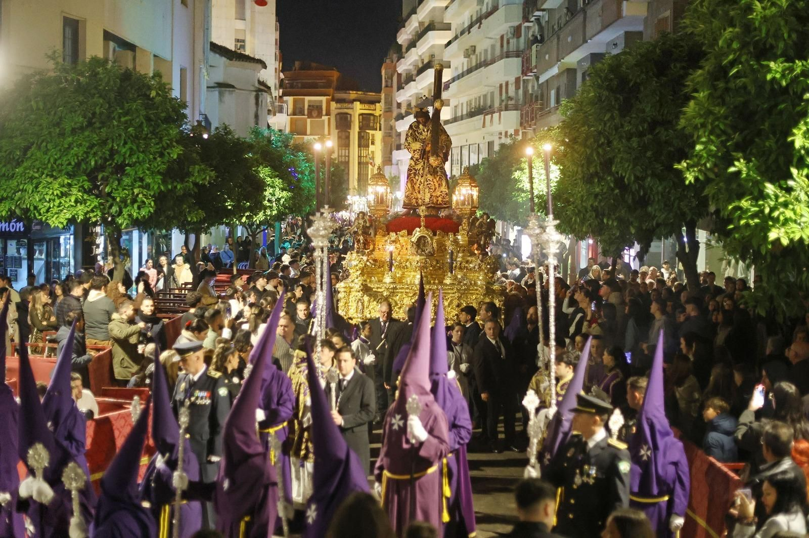 El Nazareno llena de fervor la Madrugá de Huelva: momentos de la salida este 2025 El Nazareno llena de fervor la Madrugá de Huelva: momentos de la salida este 2025