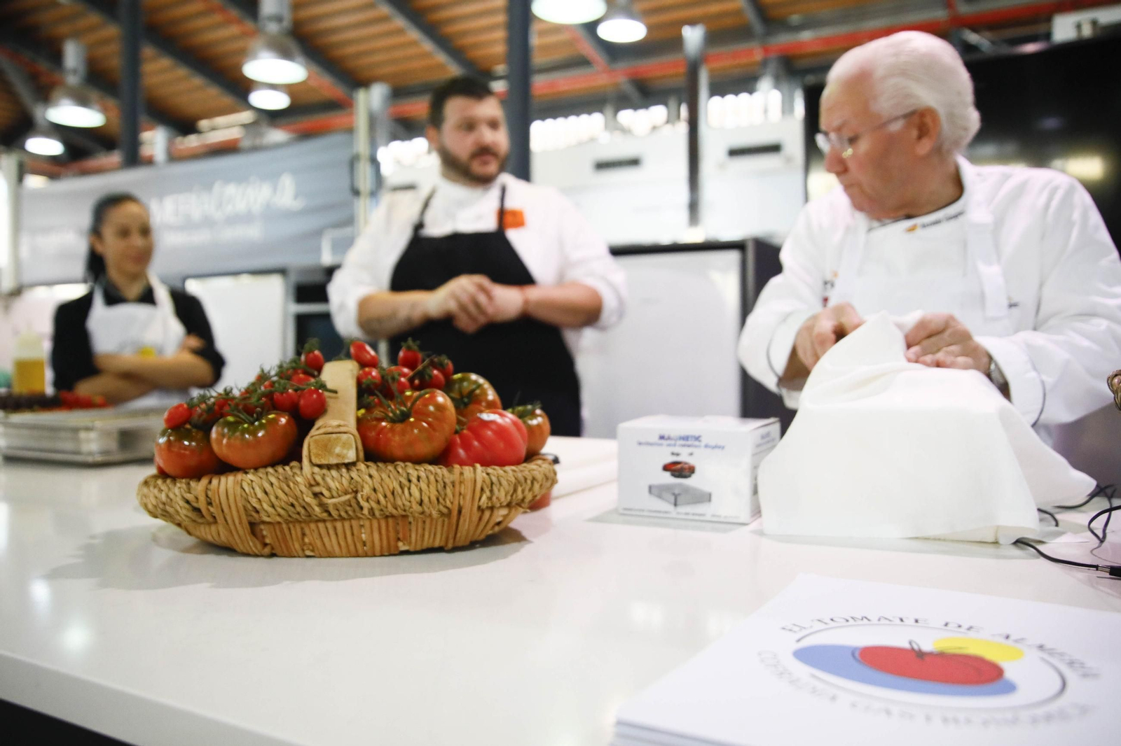 El tomate en el corazón de la cocina: Los martes gastronómicos en el mercado central de Almería, en imágenes