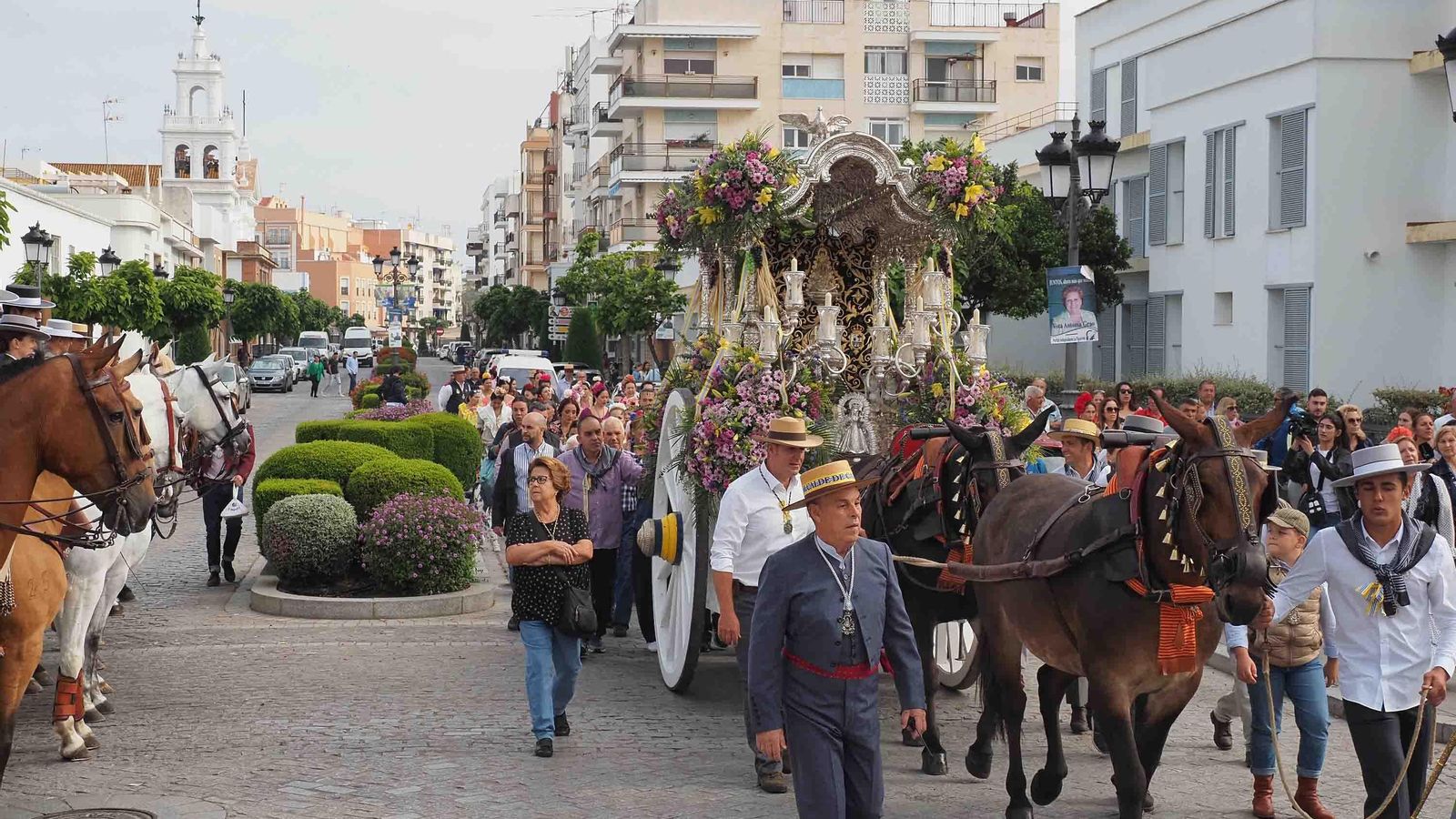 La carreta con el Simpecado isleño recorre las calles de la localidad costera