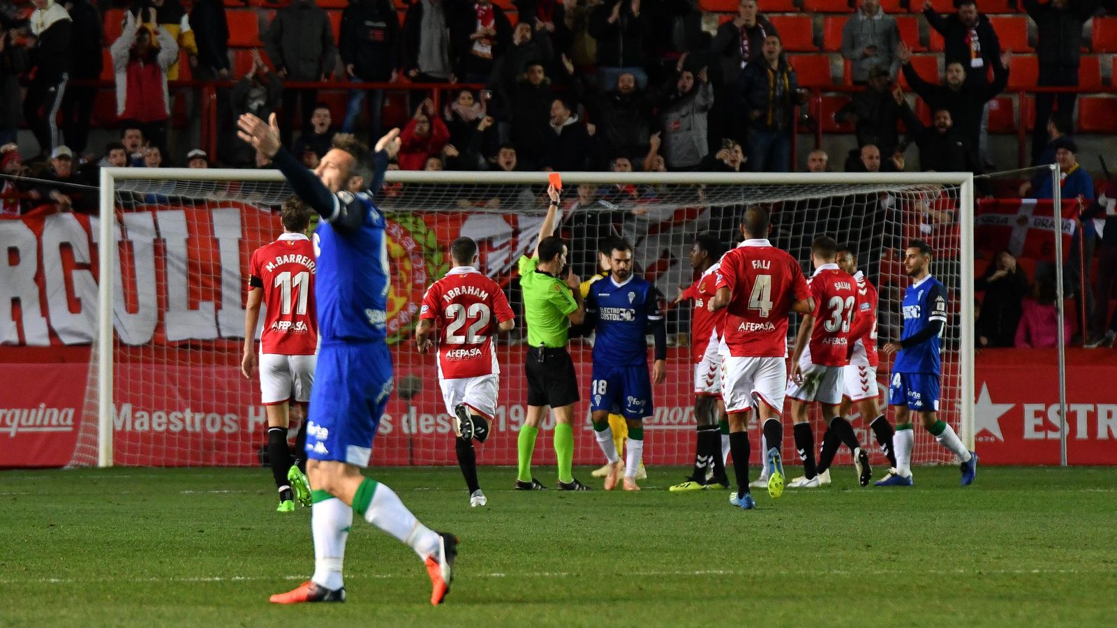 Pérez Pallas muestra la roja a Miguel de las Cuevas, en la jugada clave del partido.