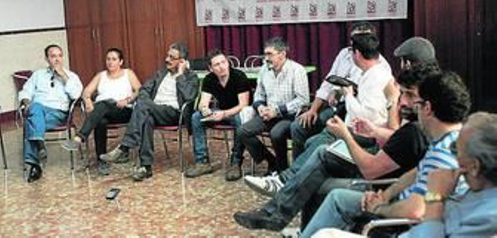 Asistentes a la asamblea de Izquierda Abierta.