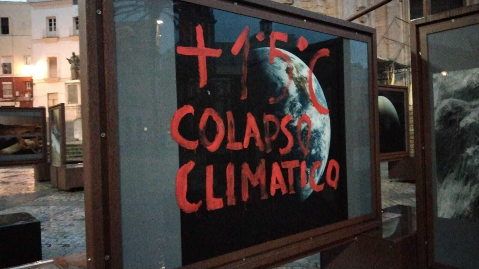 Una de las pintadas en la exposición de la Fundación La Caixa en la Plaza de la Catedral de Cádiz.