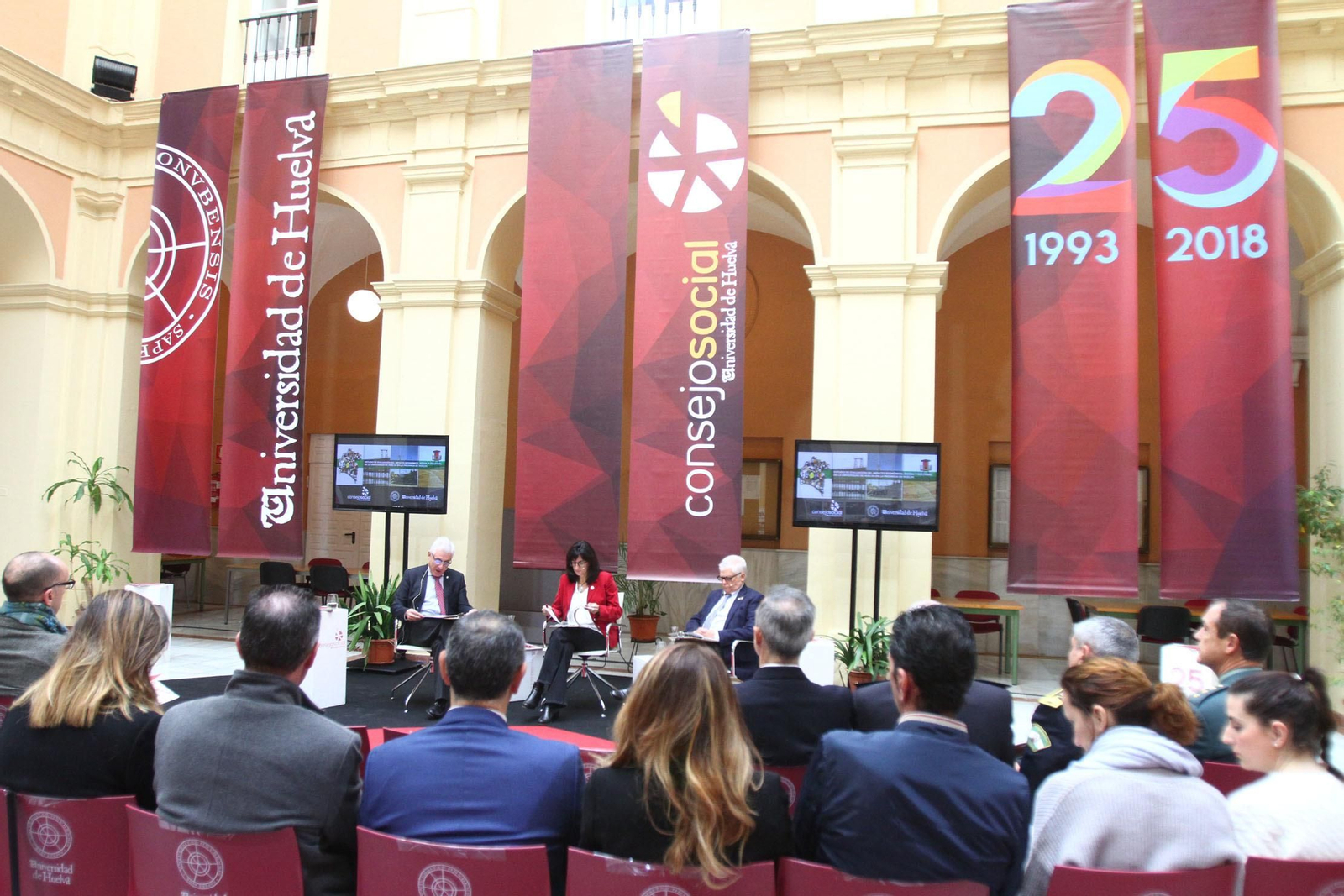 Imágenes de la presentación del estudio sobre 'El impacto económico, social y cultural de la UHU en la provincia'