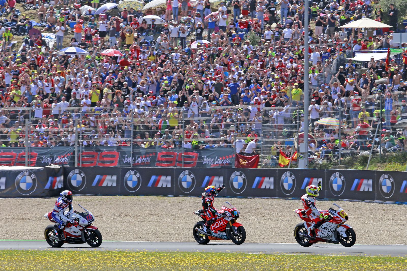 Jorge Navarro, en el centro, saluda a la grada.